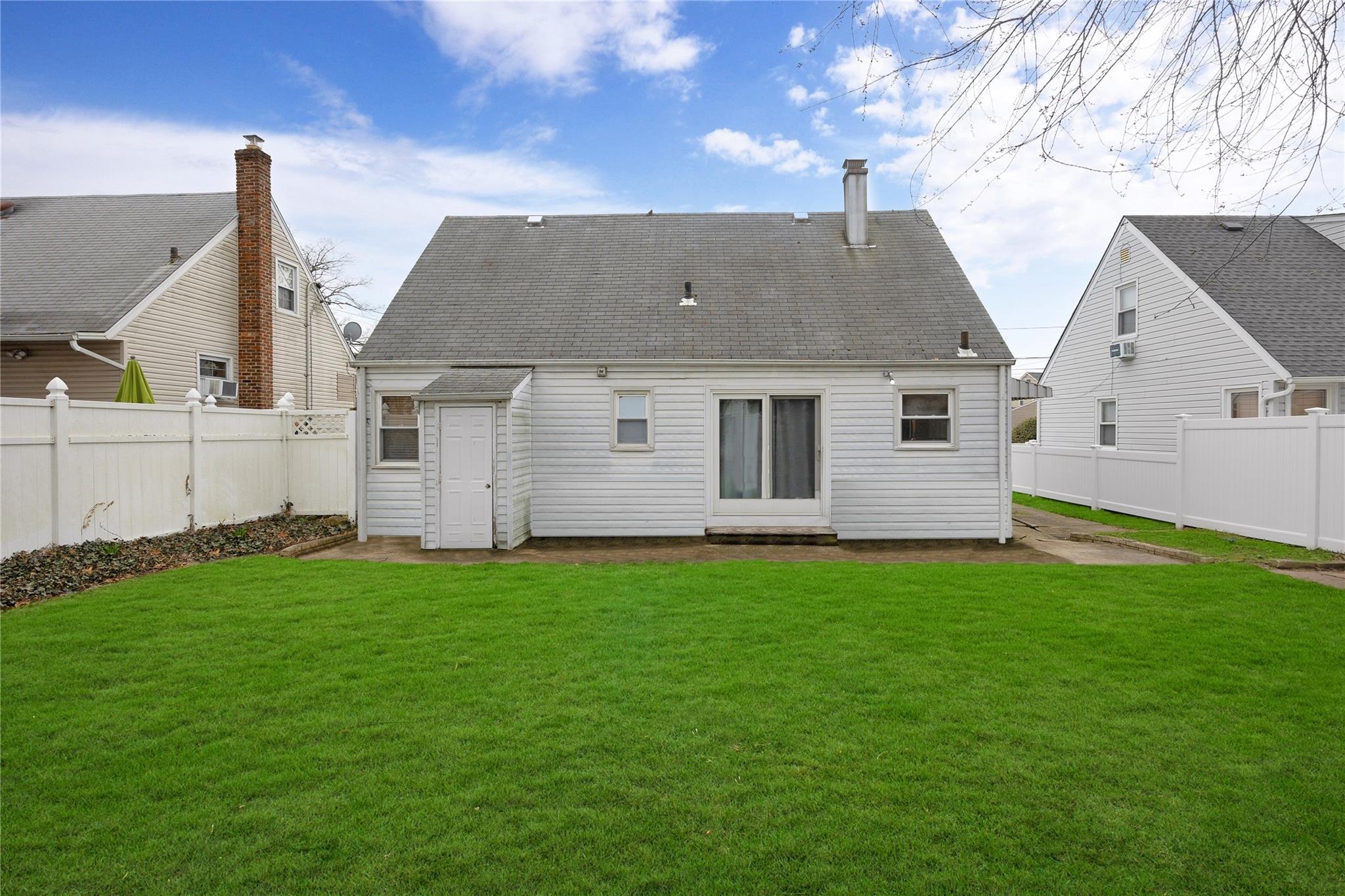 Single Family Avondale  Nassau County, NY 11581, MLS-855532-11