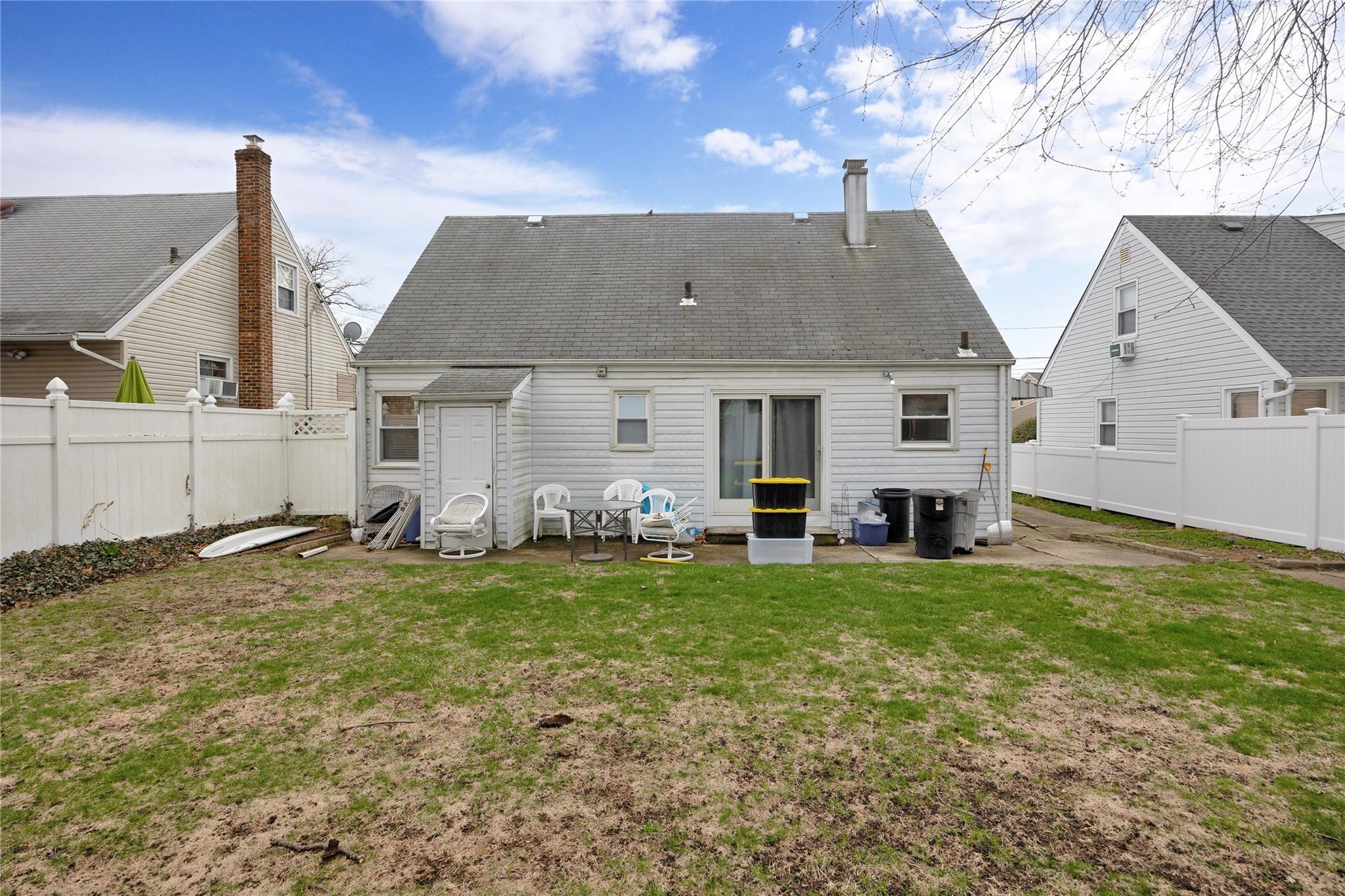 Single Family Avondale  Nassau County, NY 11581, MLS-855532-12