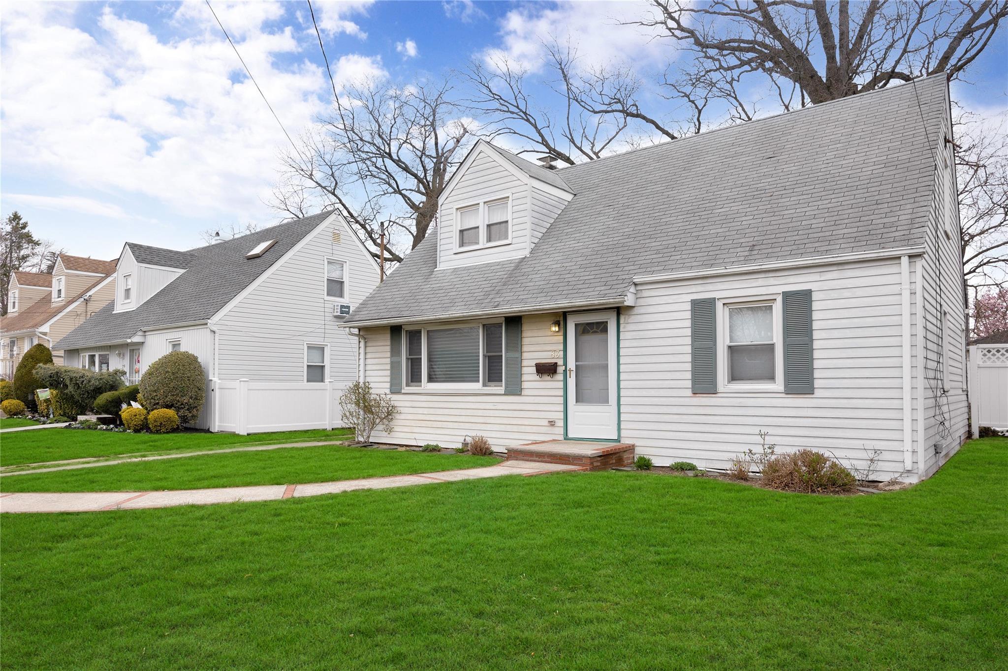 Single Family Avondale  Nassau County, NY 11581, MLS-855532-3
