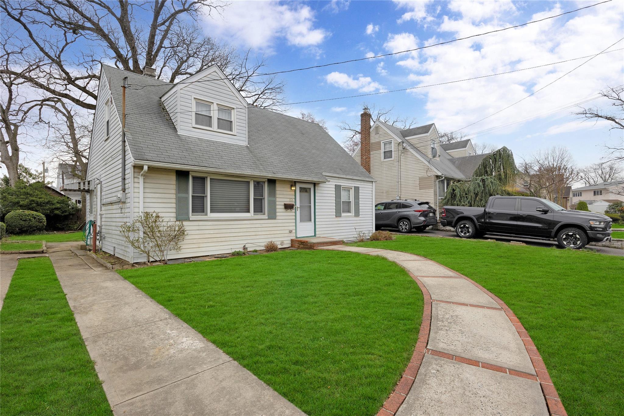 Single Family Avondale  Nassau County, NY 11581, MLS-855532-5