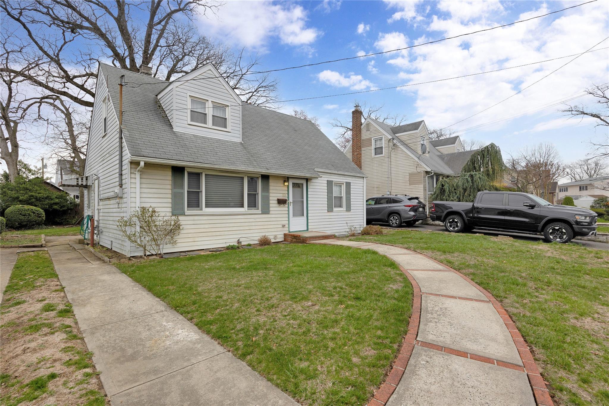 Single Family Avondale  Nassau County, NY 11581, MLS-855532-6