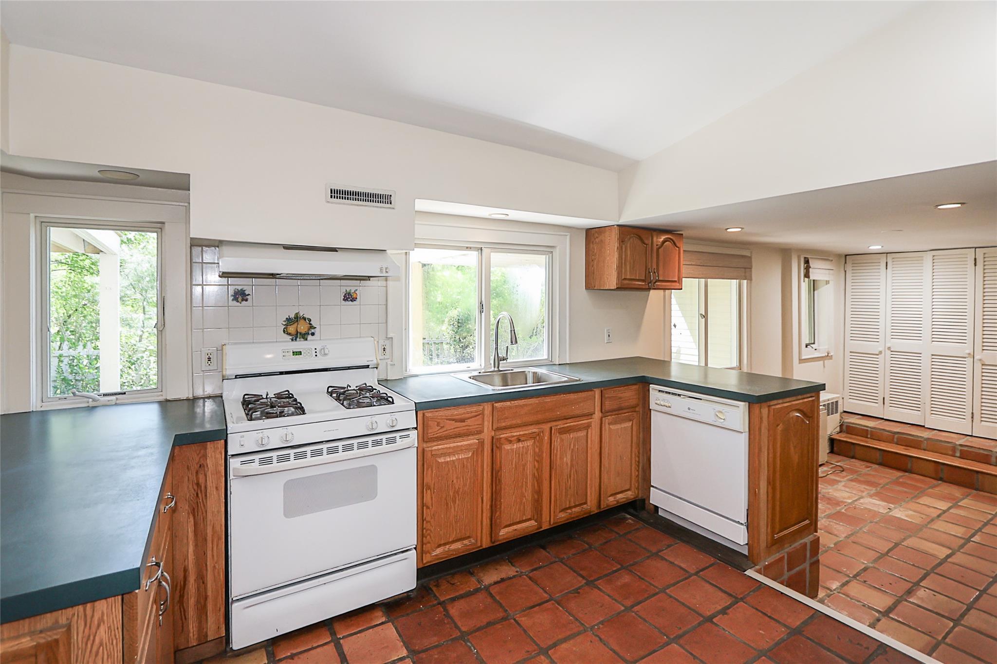 Single Family Viking  Nassau County, NY 11547, MLS-855666-33