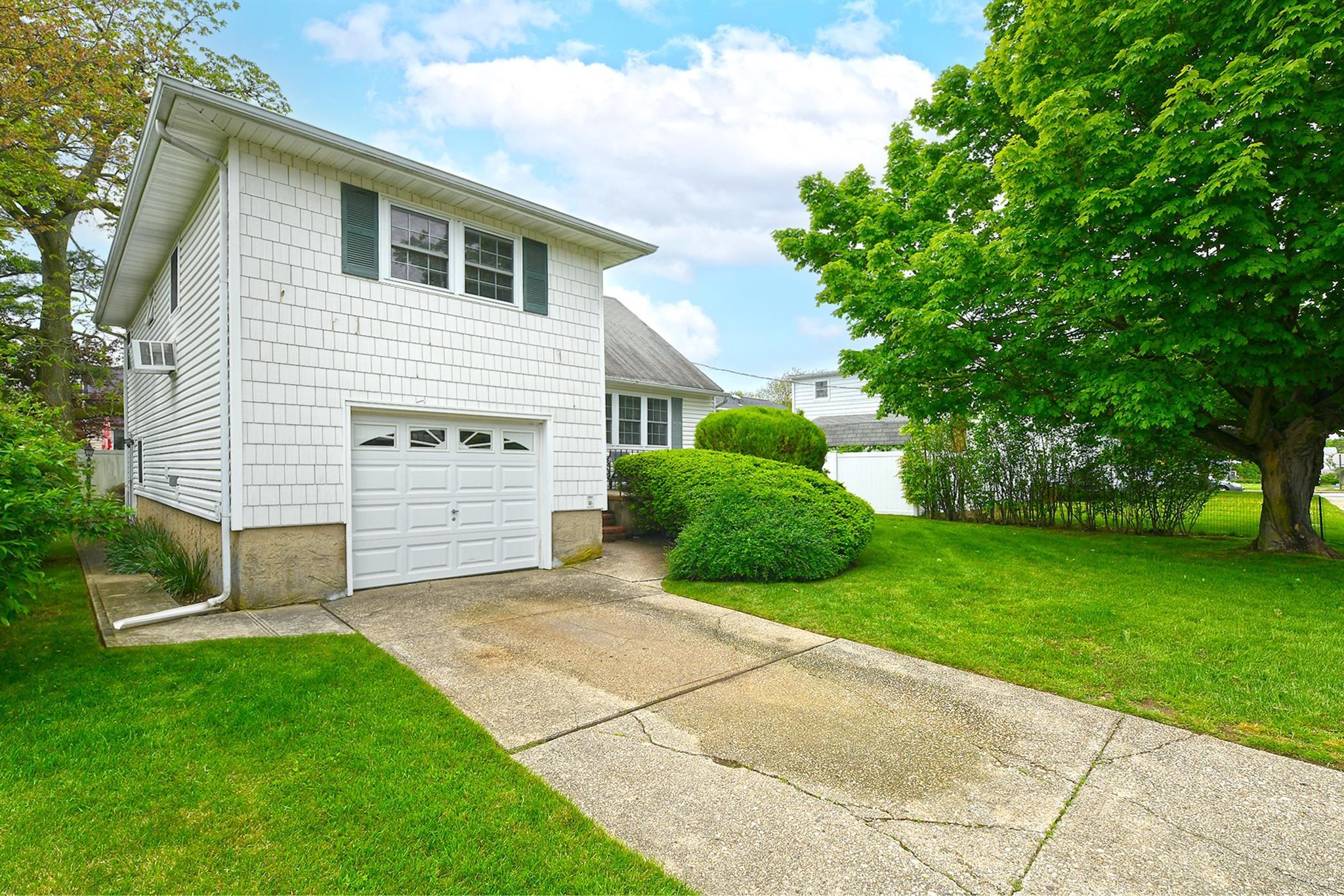 Single Family Elizabeth  Nassau County, NY 11714, MLS-855671-2