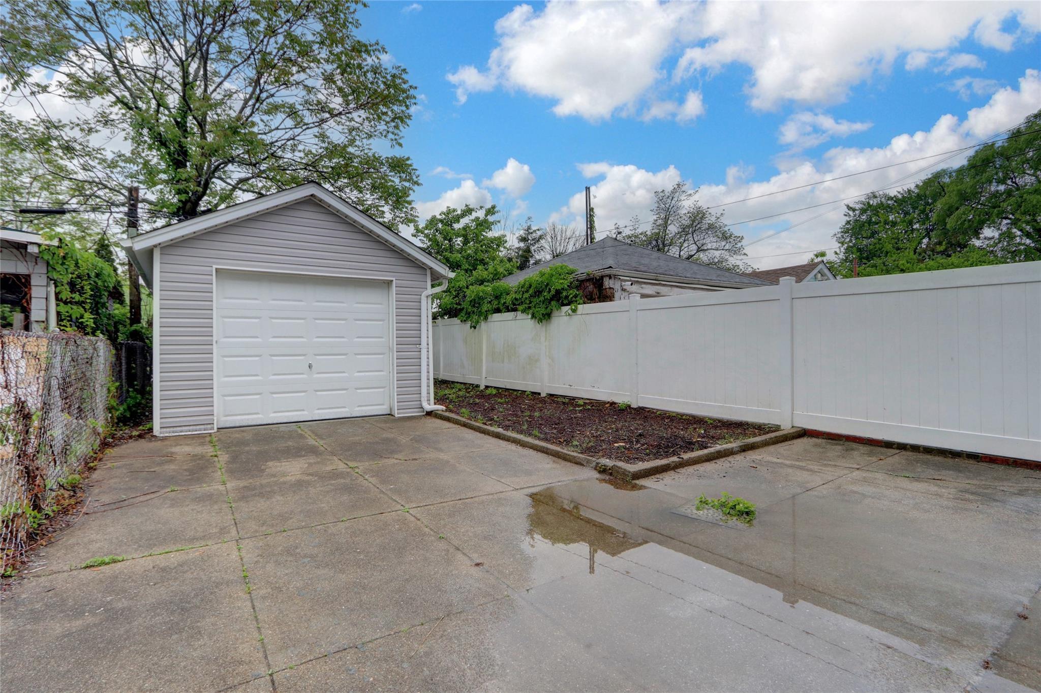 Single Family 80th Queens, NY 11385, MLS-855690-21