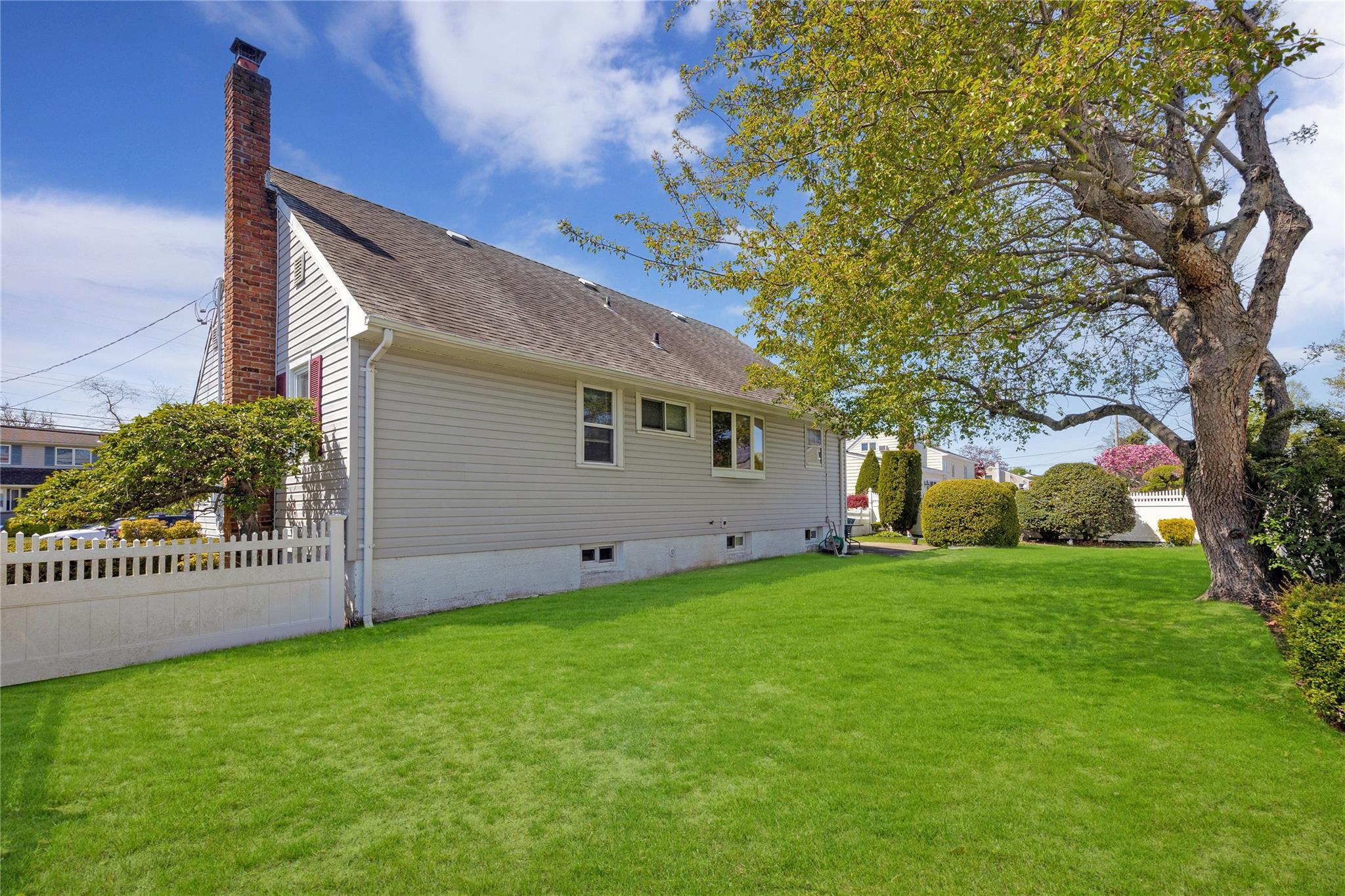 Single Family Merritt  Suffolk County, NY 11795, MLS-856148-4