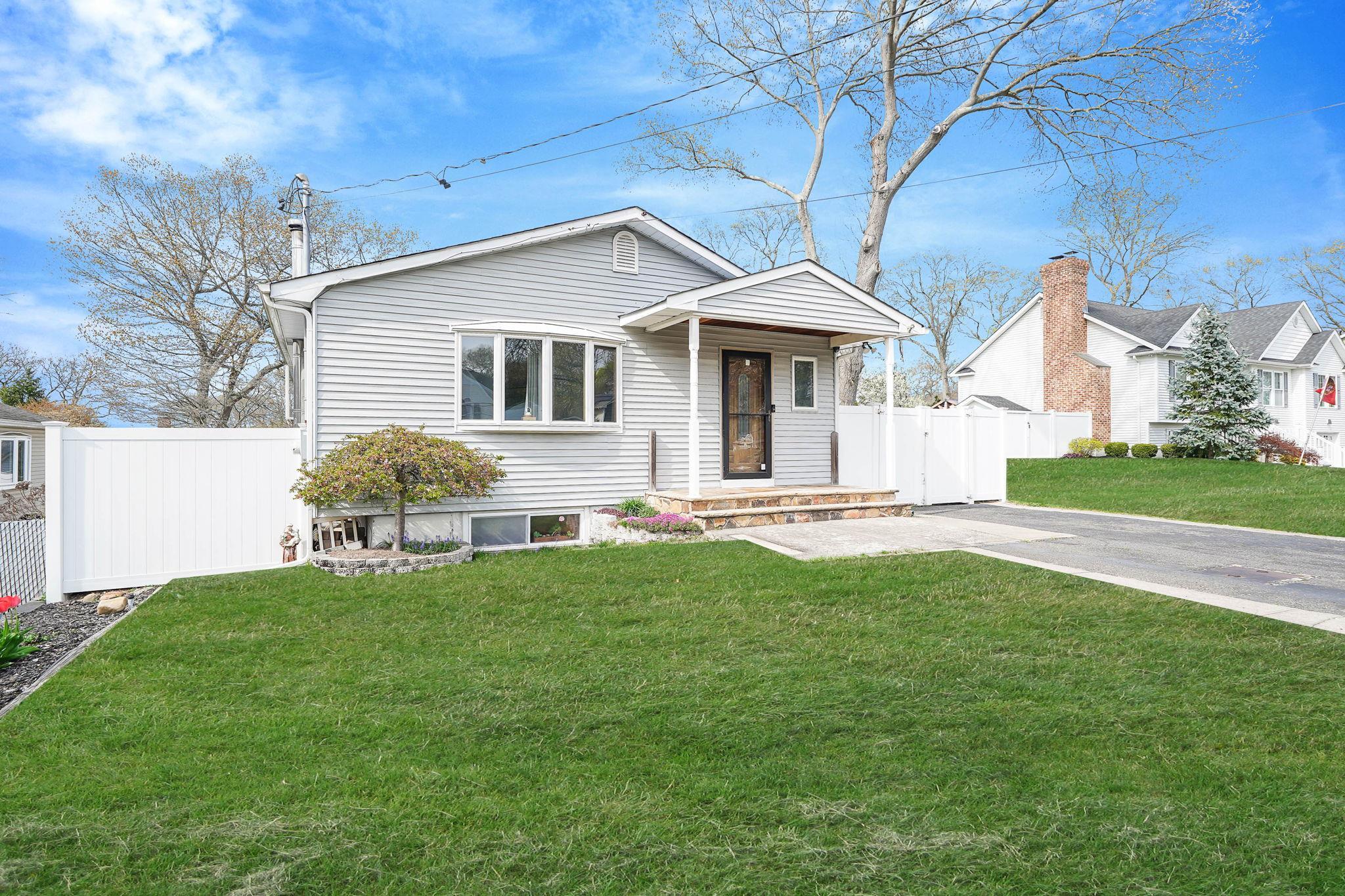 Single Family Awixa  Suffolk County, NY 11784, MLS-856245-2