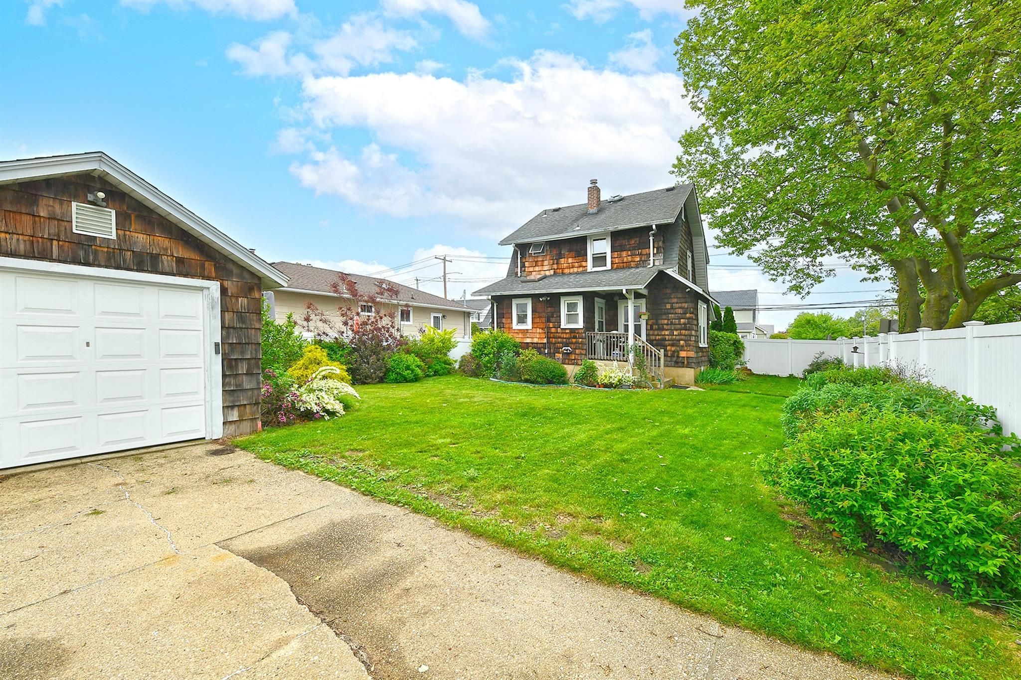 Single Family Newbridge  Nassau County, NY 11710, MLS-856343-23