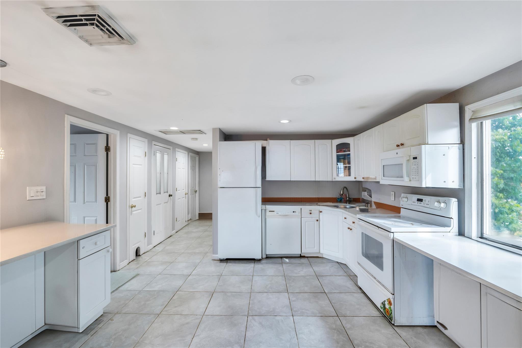 Single Family Evergreen  Nassau County, NY 11714, MLS-856375-22