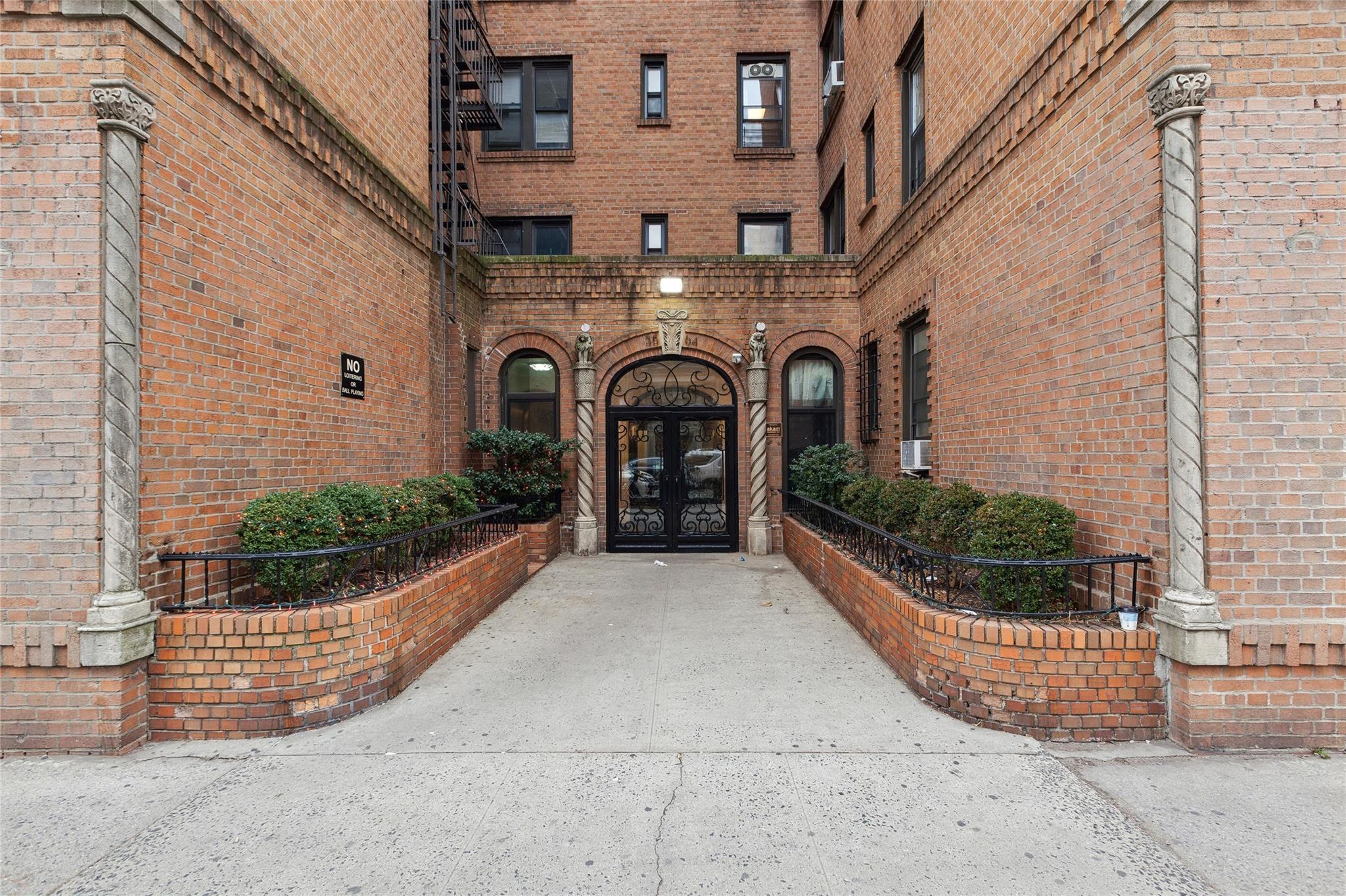 Condo in New York - 89th  Queens, NY 11372