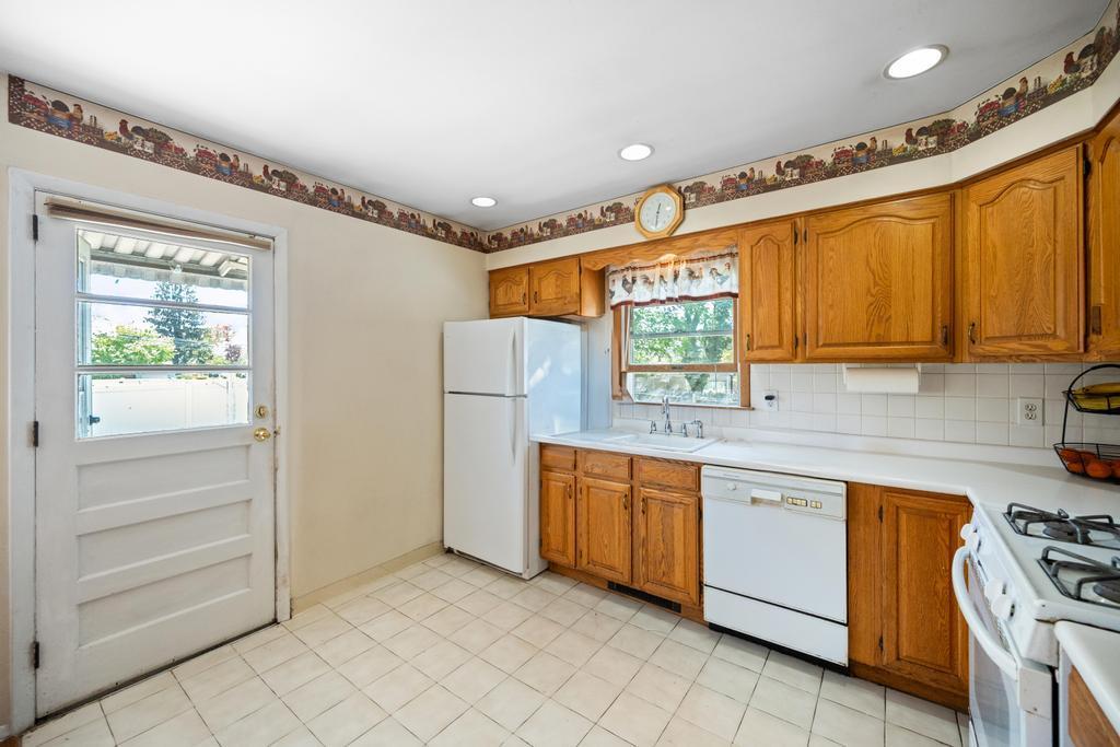 Single Family 10th  Suffolk County, NY 11746, MLS-856625-17