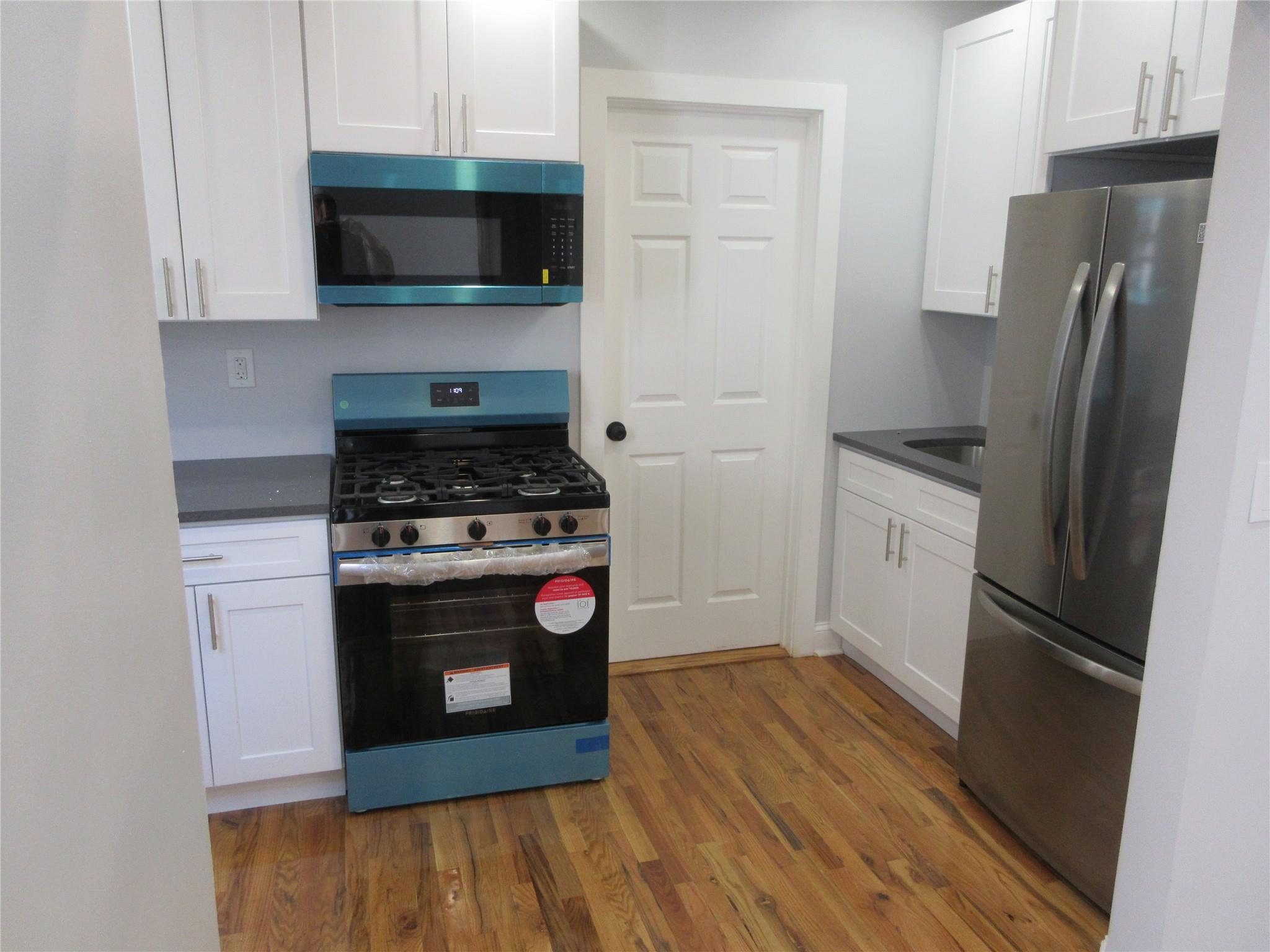 Single Family 213th  Bronx, NY 10469, MLS-856810-16