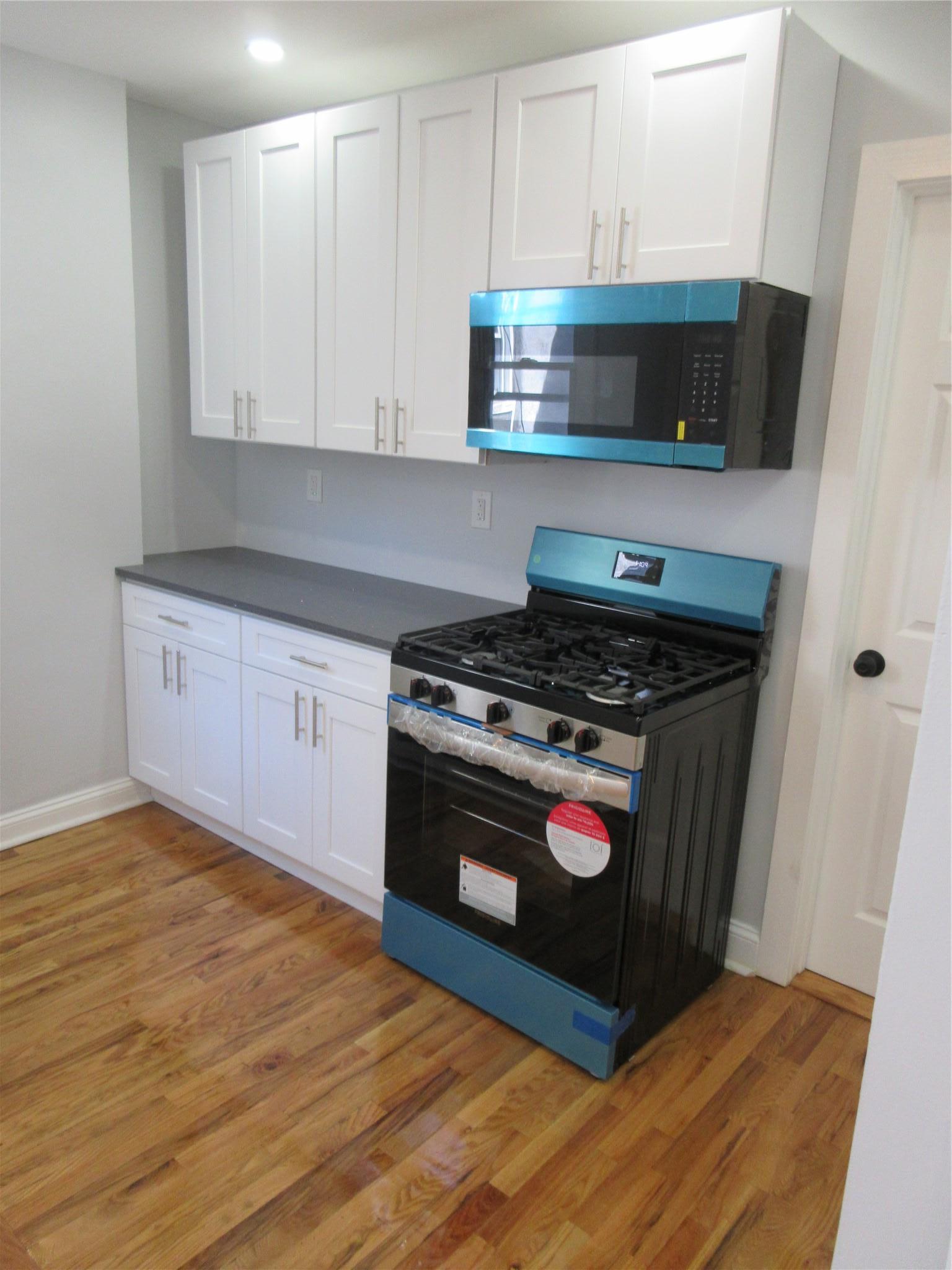Single Family 213th  Bronx, NY 10469, MLS-856810-17