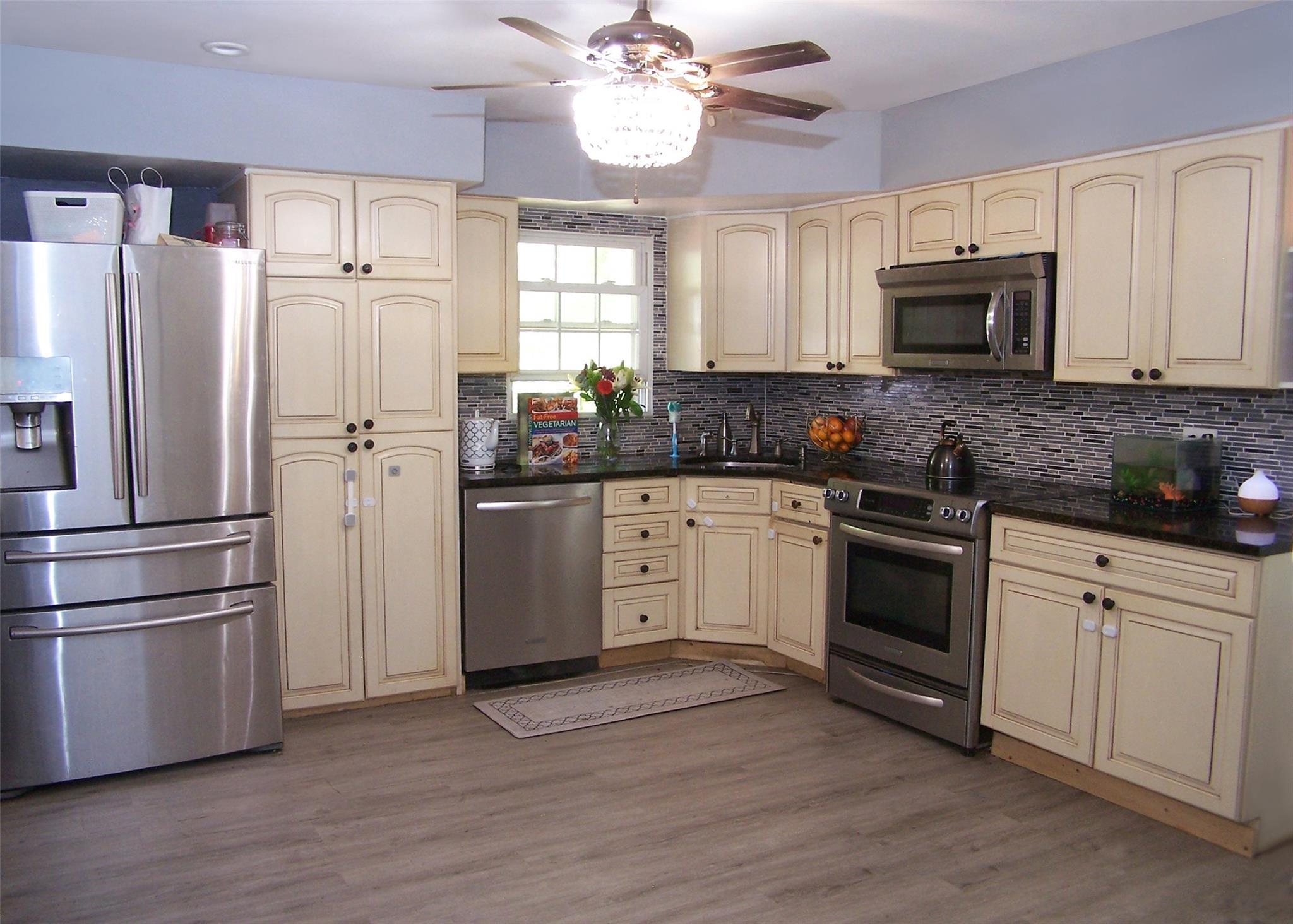 Single Family Helene Ave  Suffolk County, NY 11967, MLS-856916-7