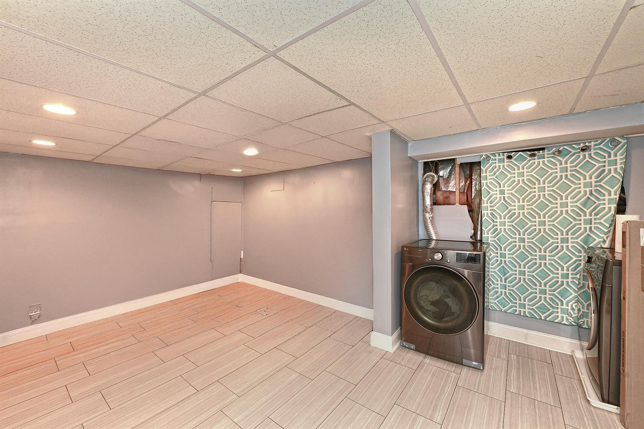 Single Family Larkfield  Suffolk County, NY 11731, MLS-857353-31