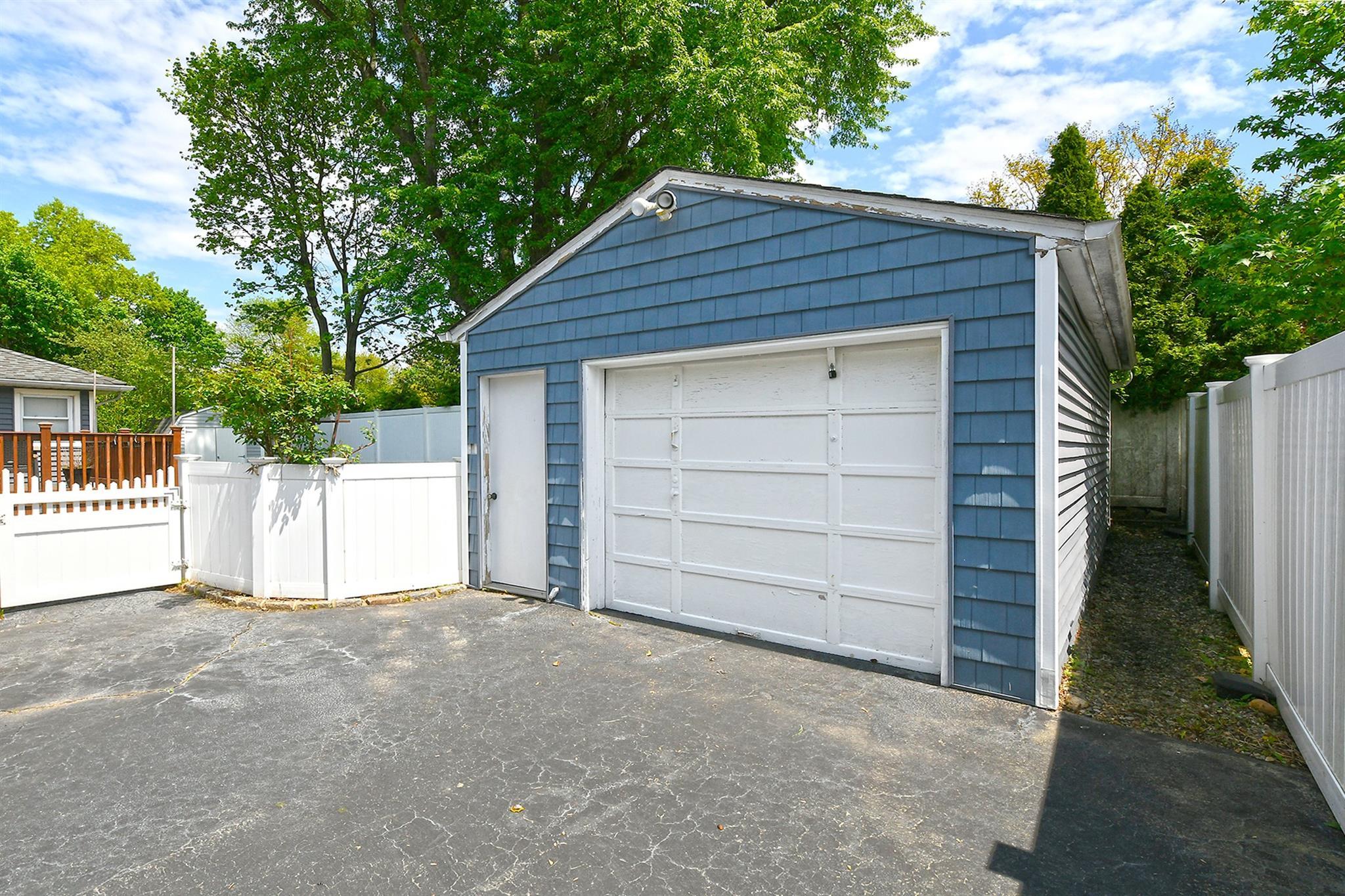 Single Family Larkfield  Suffolk County, NY 11731, MLS-857353-38