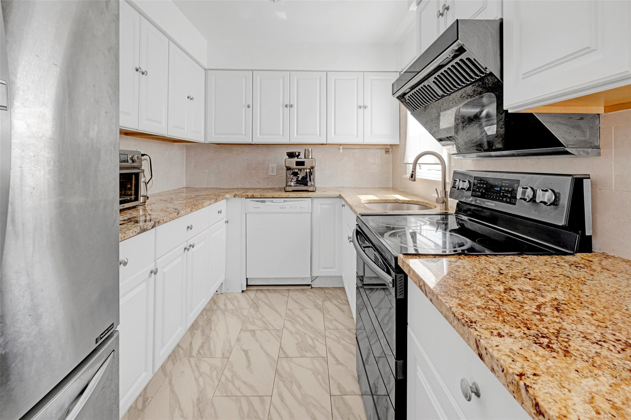 Single Family Guildford  Nassau County, NY 11552, MLS-857694-10