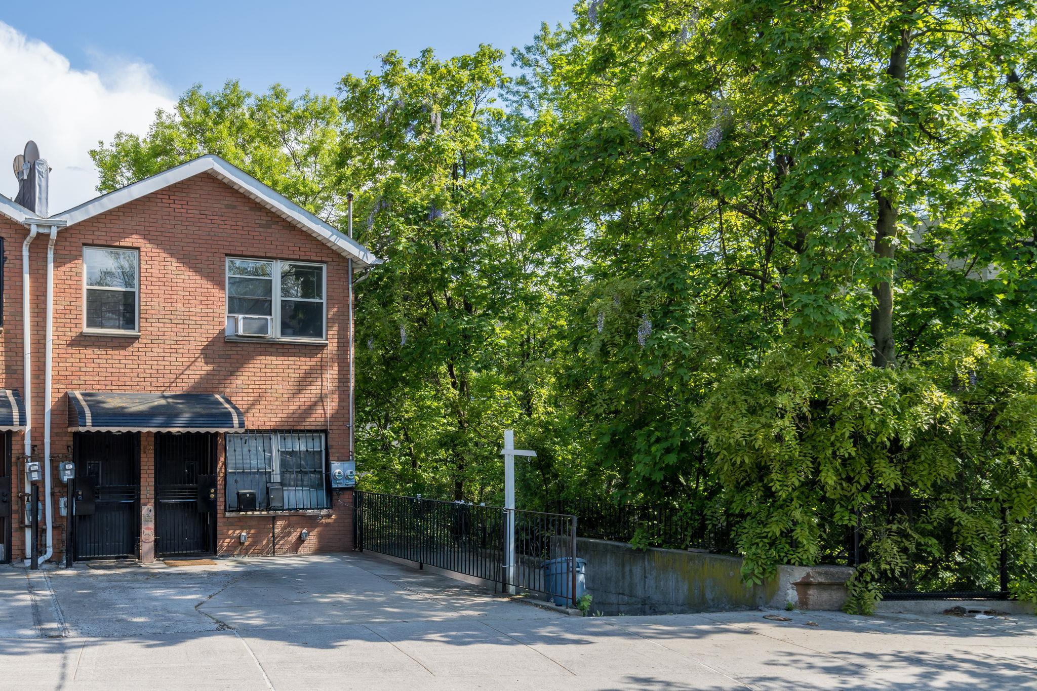 Single Family Sunnyside  Brooklyn, NY 11207, MLS-857815-2