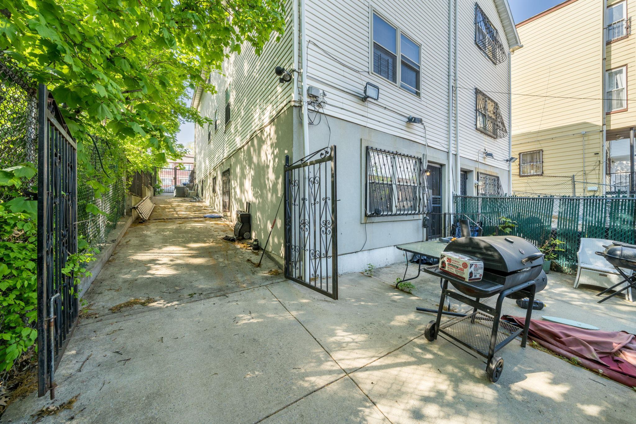 Single Family Sunnyside  Brooklyn, NY 11207, MLS-857815-38