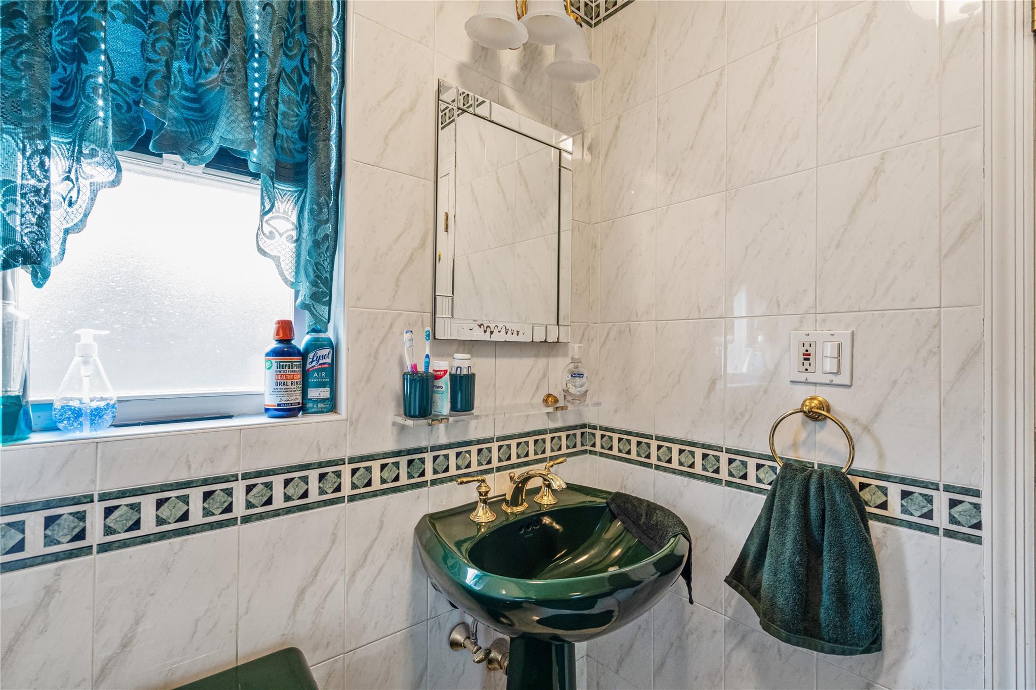 Single Family 252  Queens, NY 11426, MLS-857911-13