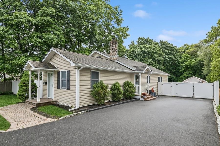Single Family 21st  Suffolk County, NY 11746, MLS-858231-2