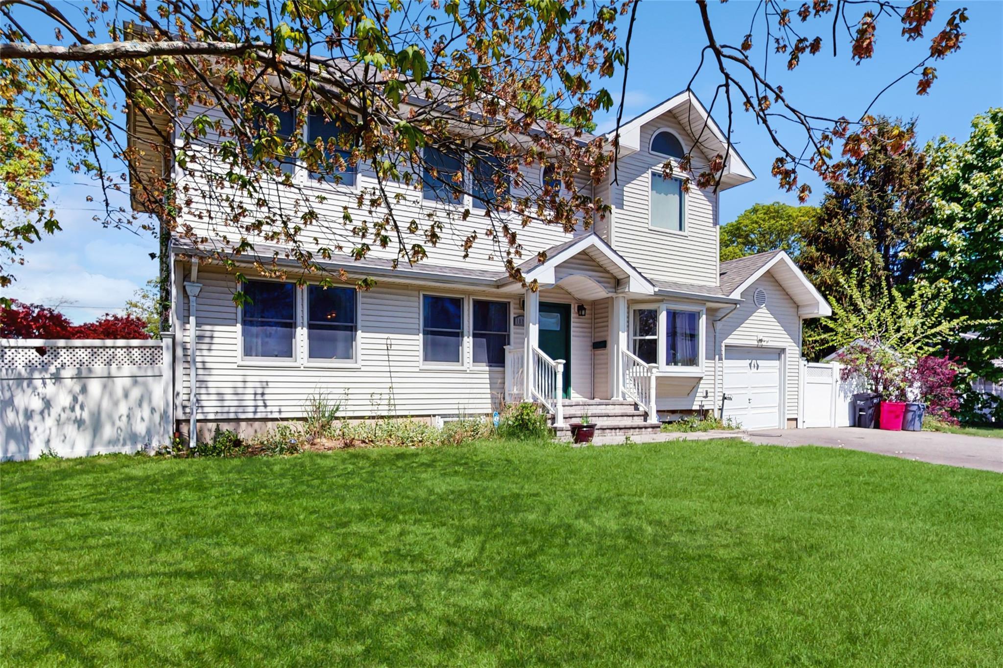 Single Family Candlewood  Suffolk County, NY 11717, MLS-858728-2