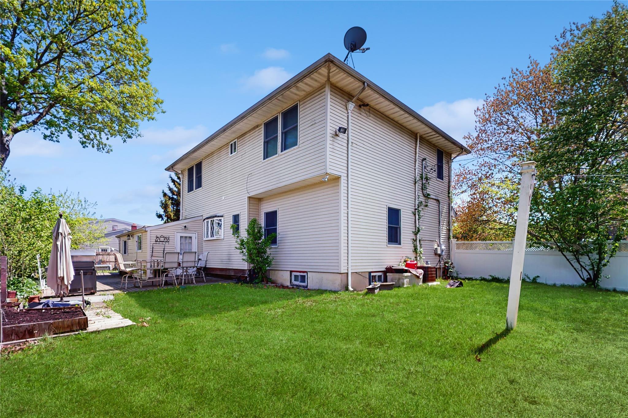 Single Family Candlewood  Suffolk County, NY 11717, MLS-858728-31