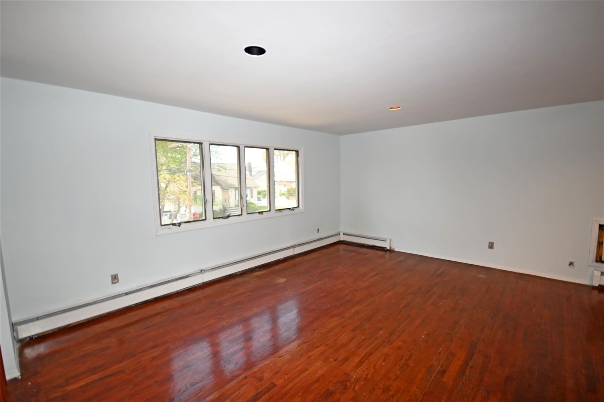Single Family Manor  Nassau County, NY 11580, MLS-858841-31