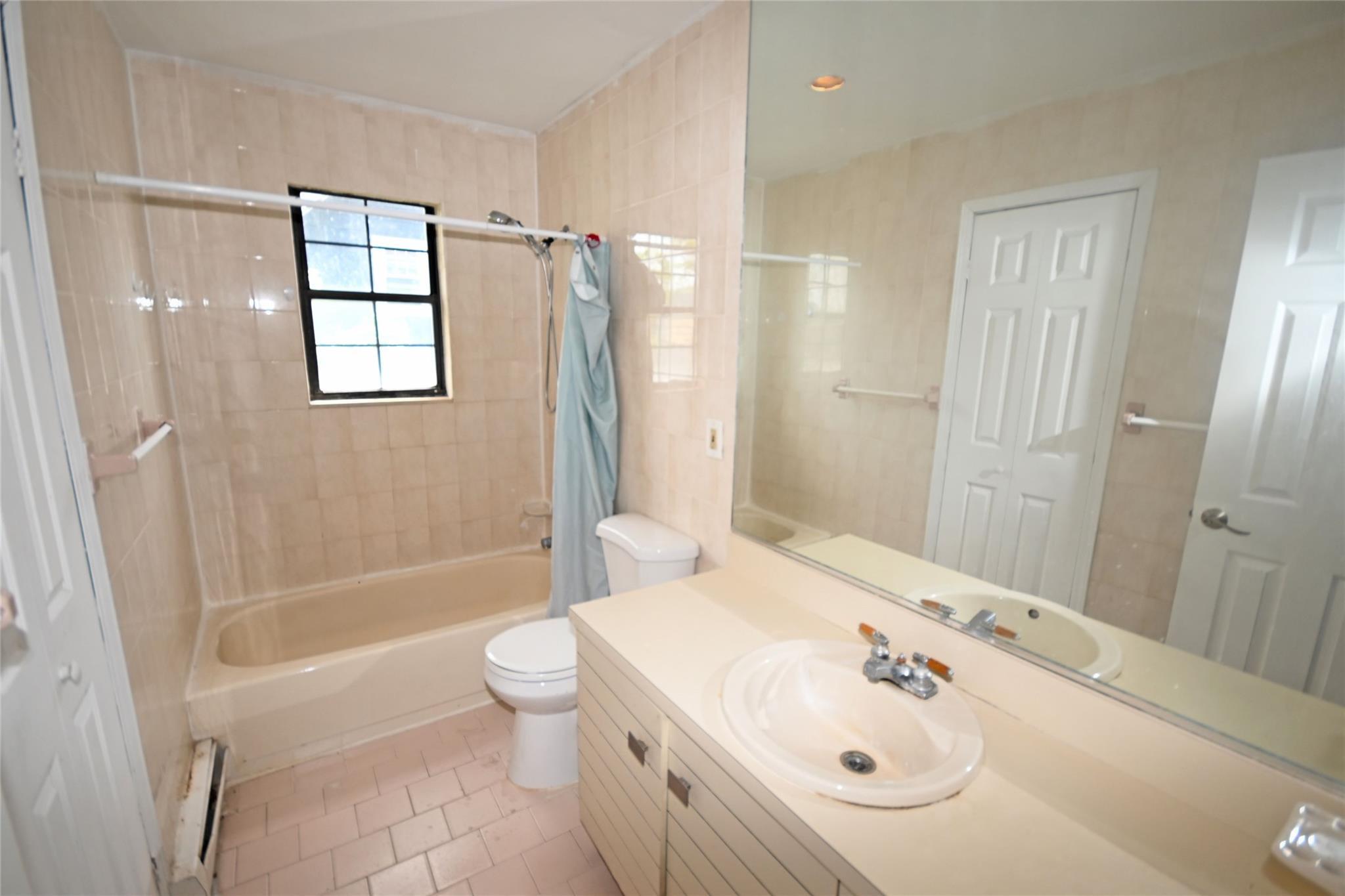 Single Family Manor  Nassau County, NY 11580, MLS-858841-41