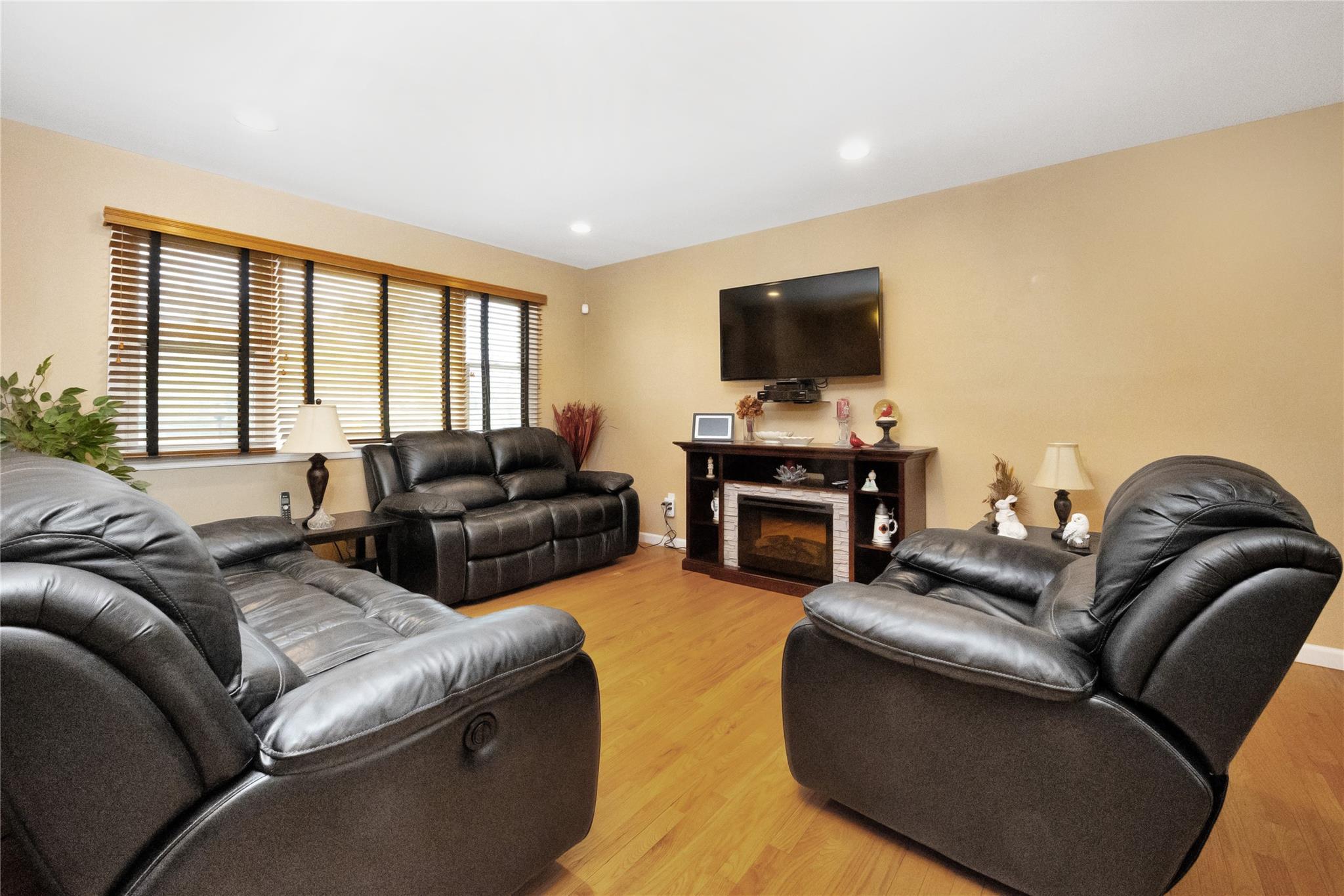 Single Family Stacey  Nassau County, NY 11710, MLS-858919-10