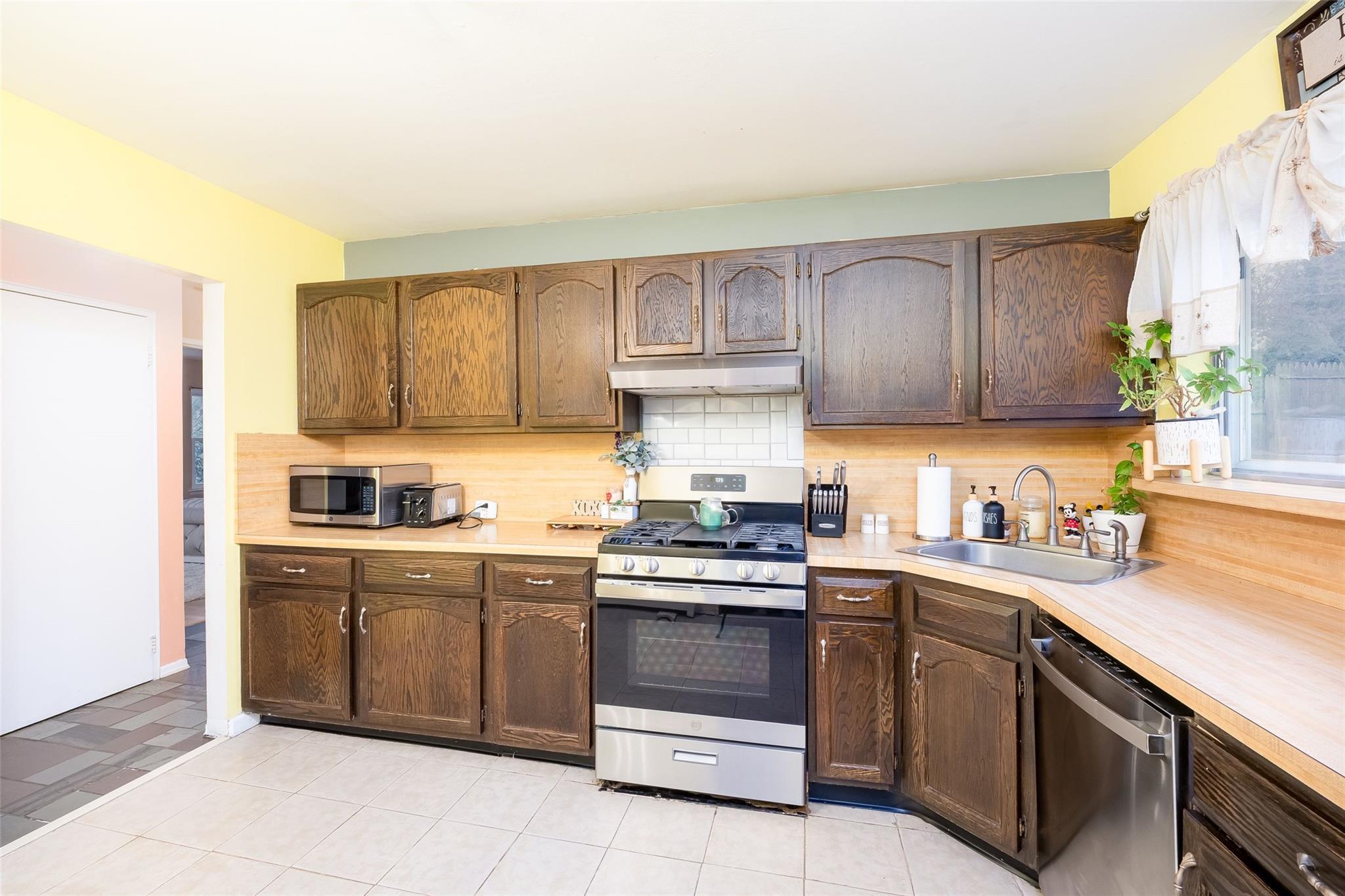 Single Family Oakcrest  Suffolk County, NY 11738, MLS-859025-18