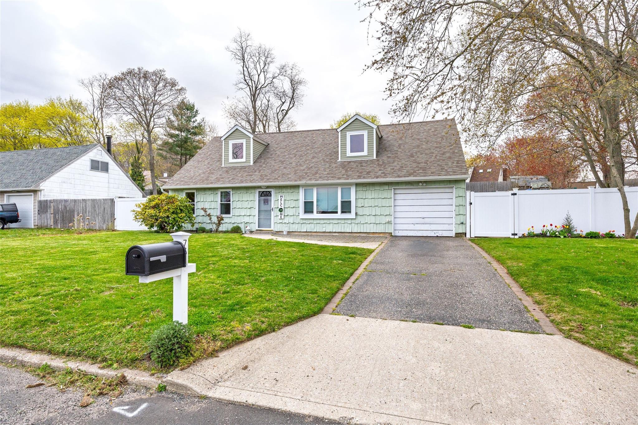 Single Family Oakcrest  Suffolk County, NY 11738, MLS-859025-3