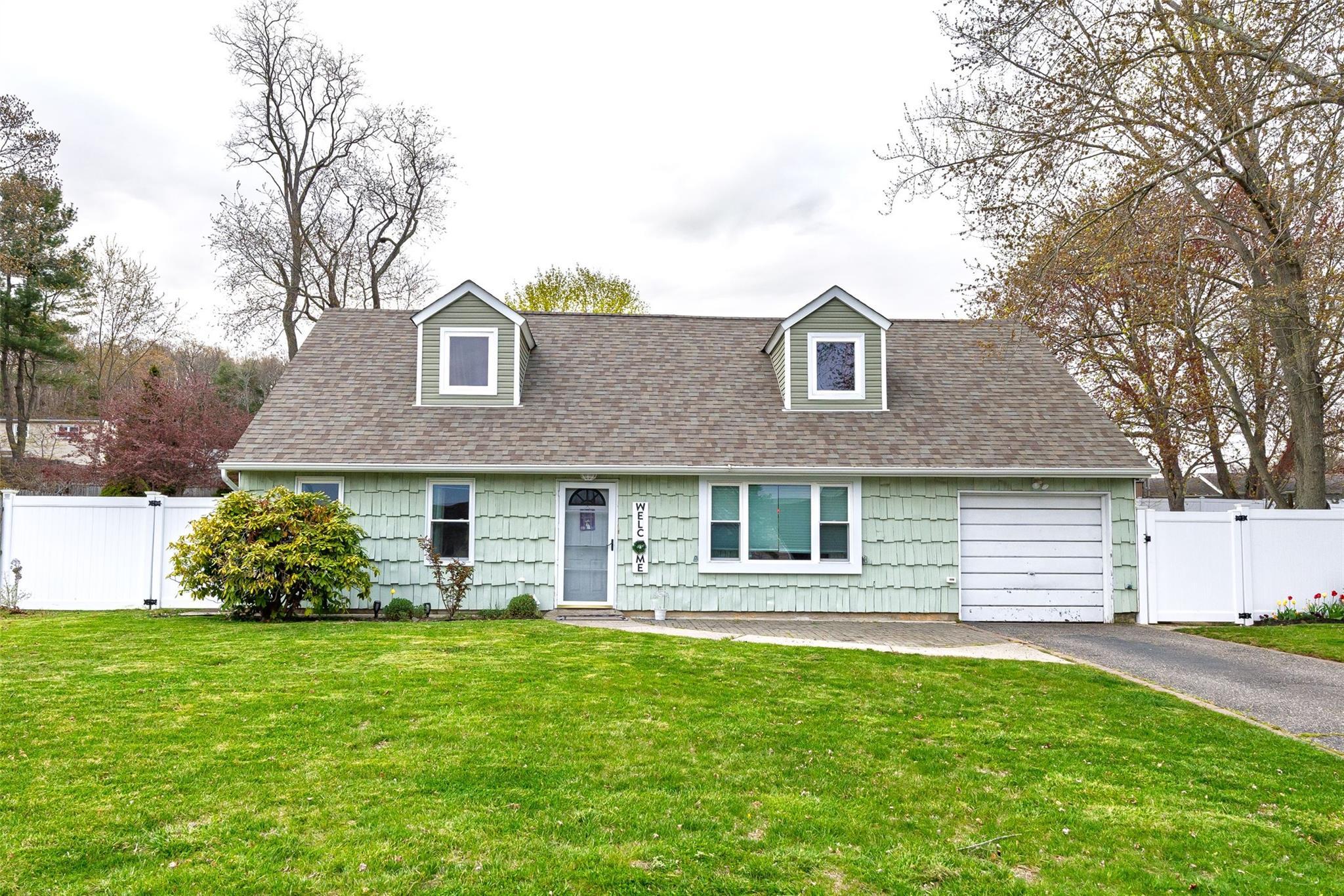 Single Family Oakcrest  Suffolk County, NY 11738, MLS-859025-4