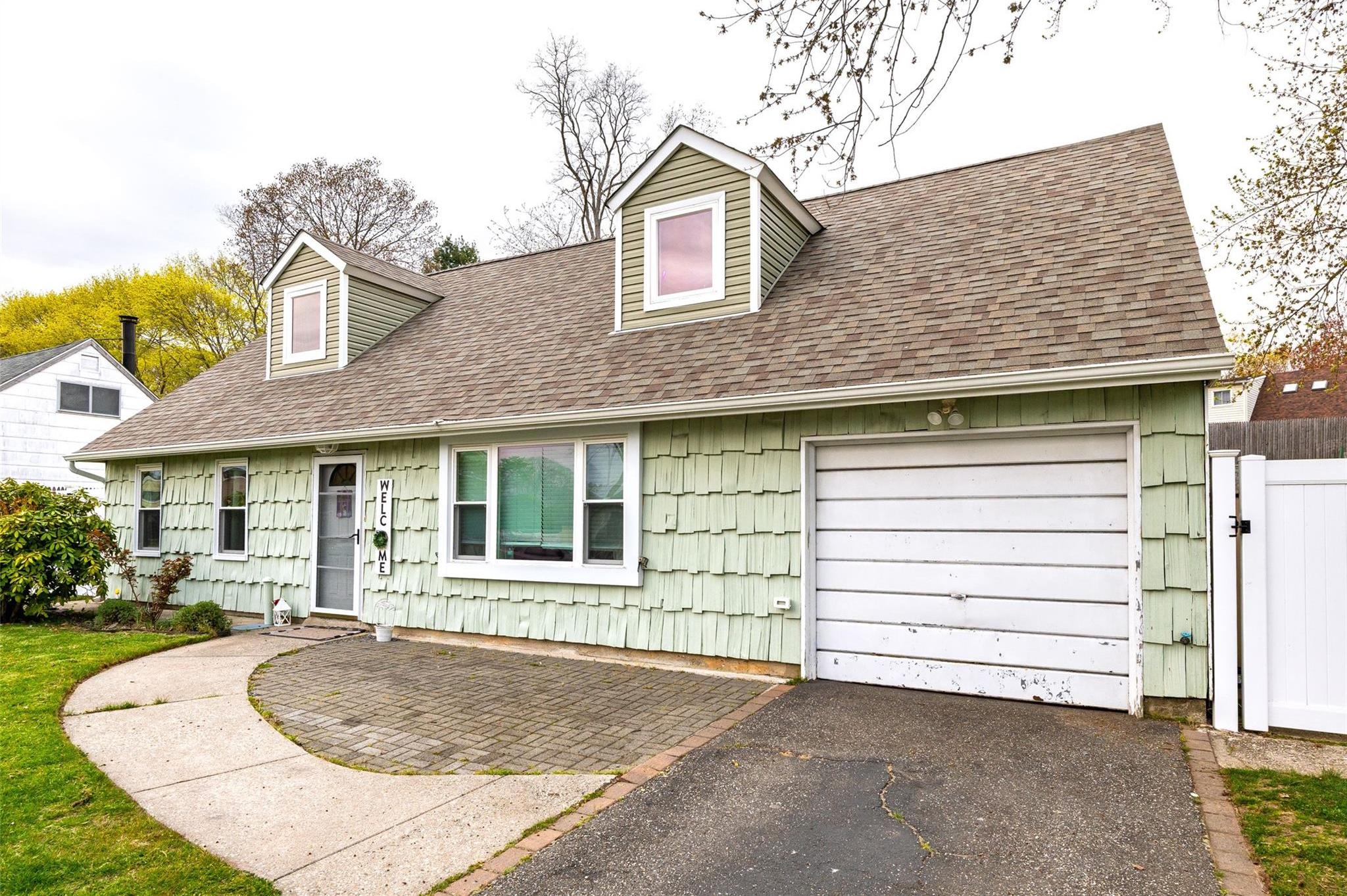 Single Family Oakcrest  Suffolk County, NY 11738, MLS-859025-5