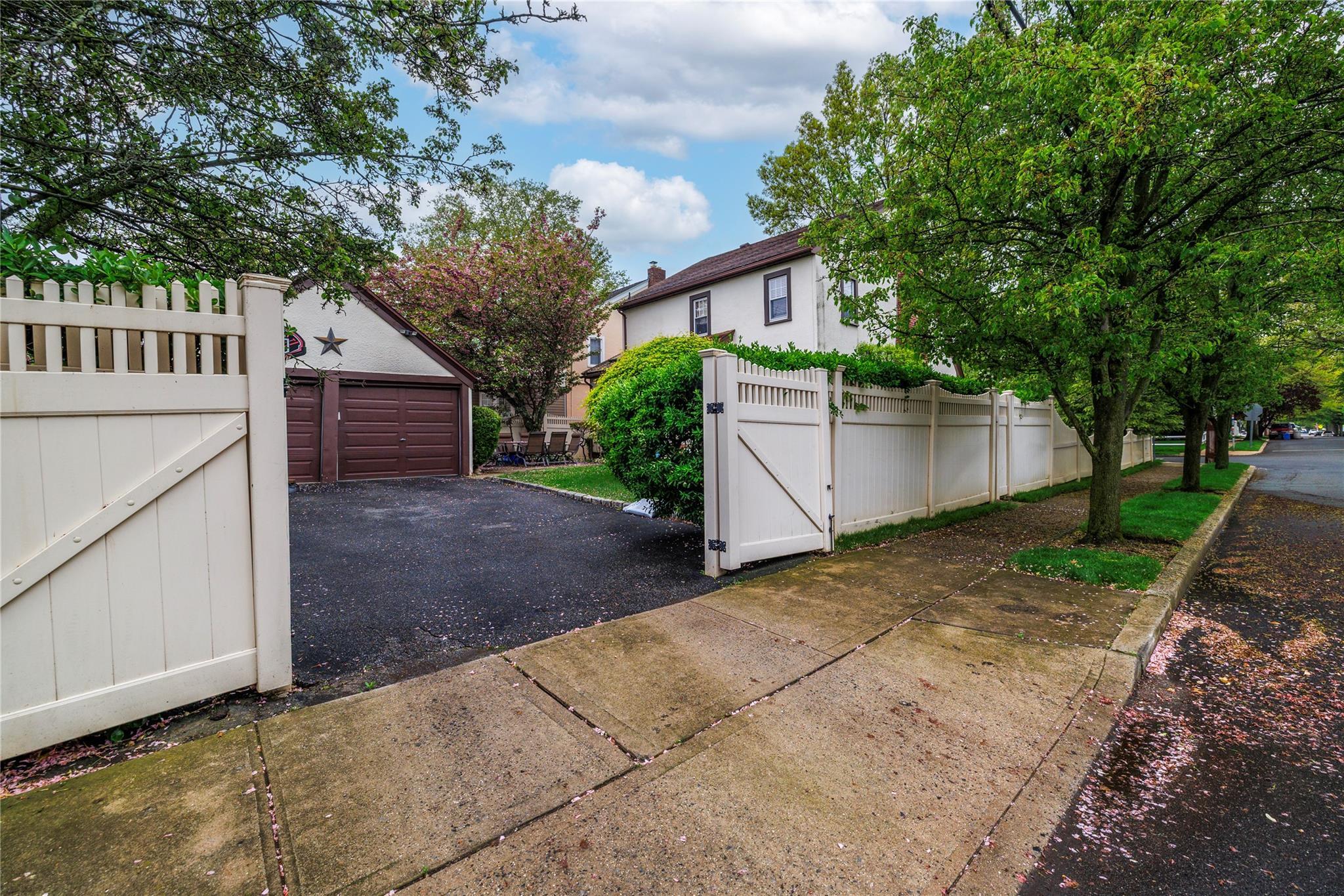 Single Family Harte  Nassau County, NY 11510, MLS-859093-23