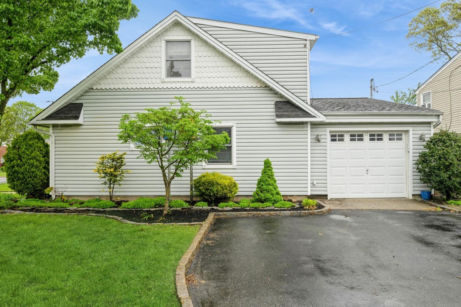 Single Family Barrett  Nassau County, NY 11758, MLS-859217-2