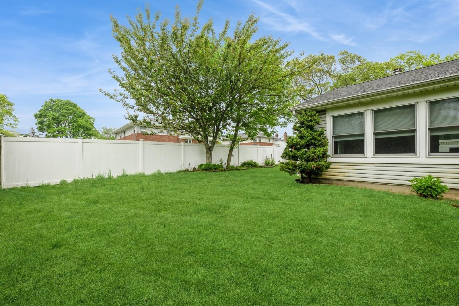 Single Family Barrett  Nassau County, NY 11758, MLS-859217-27