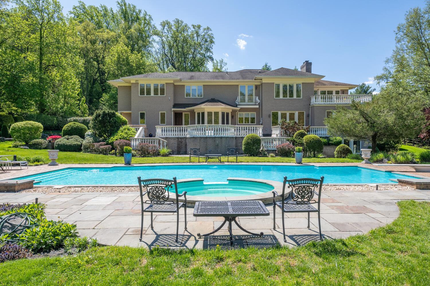 Single Family in Oyster Bay - Old Tappen  Nassau County, NY 11560