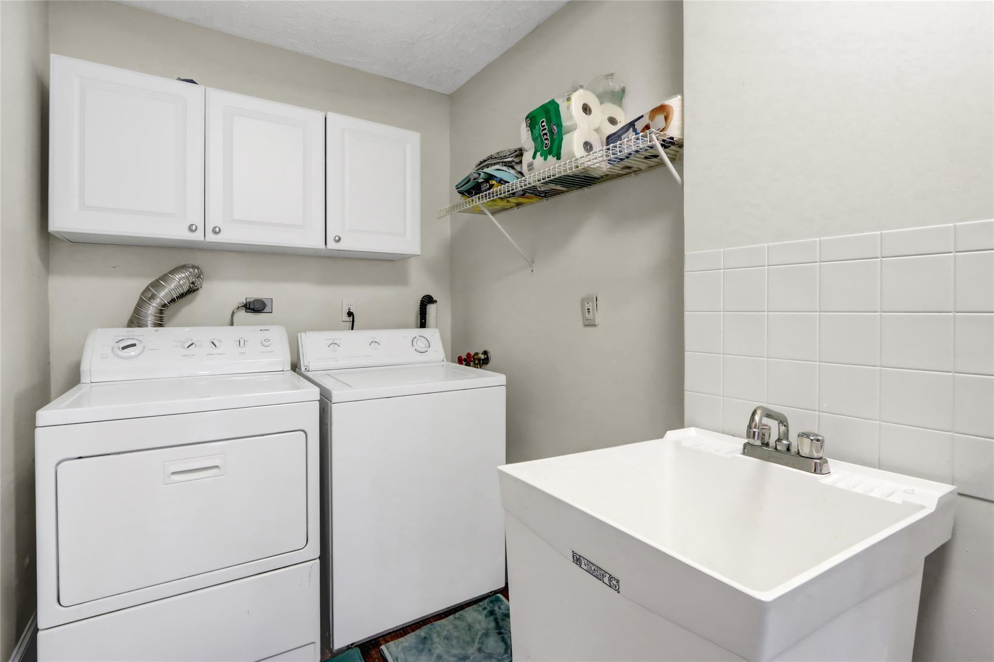 Single Family Henearly  Suffolk County, NY 11764, MLS-859404-26