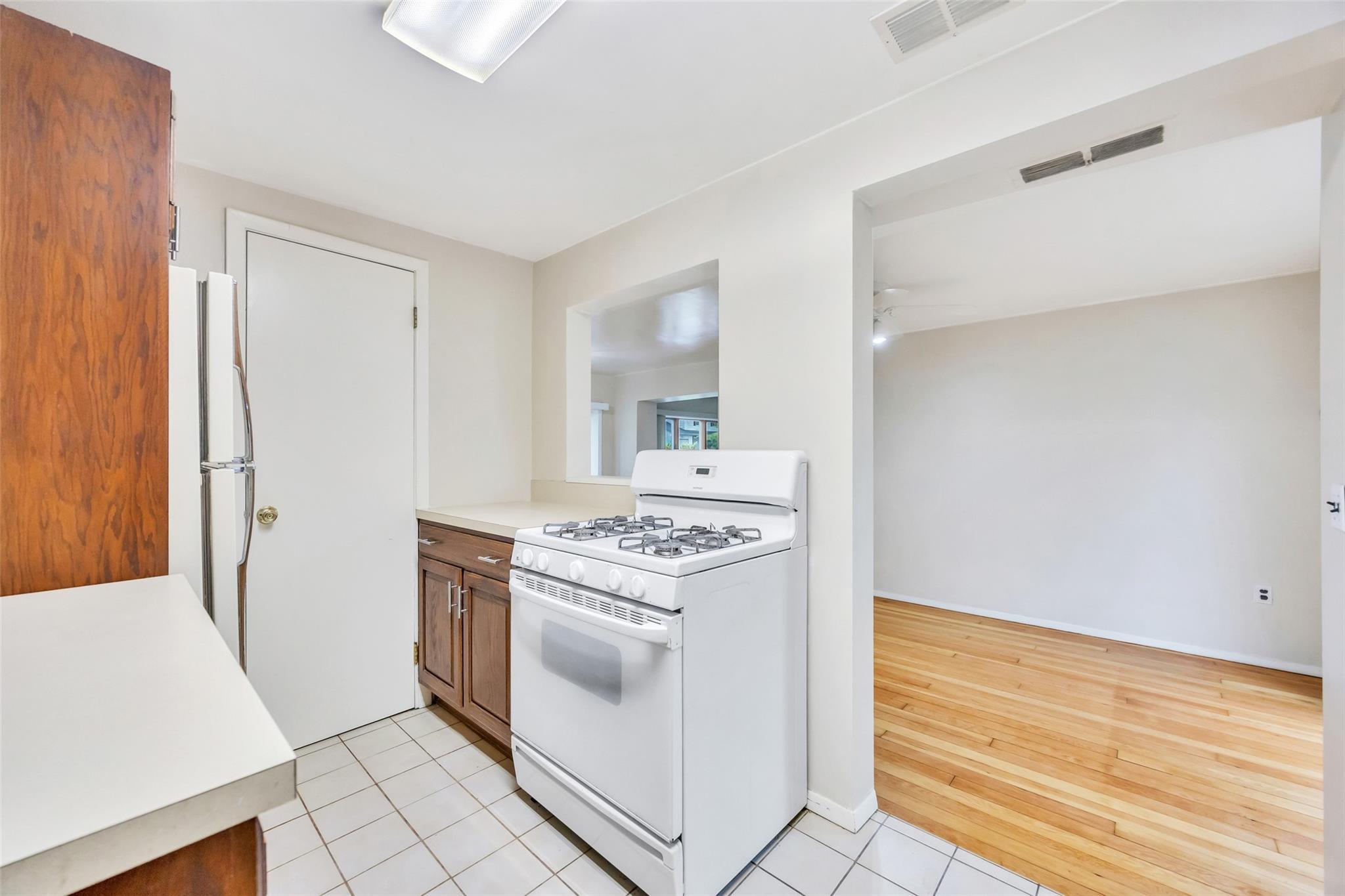 Single Family Rensselaer  Suffolk County, NY 11725, MLS-859454-32