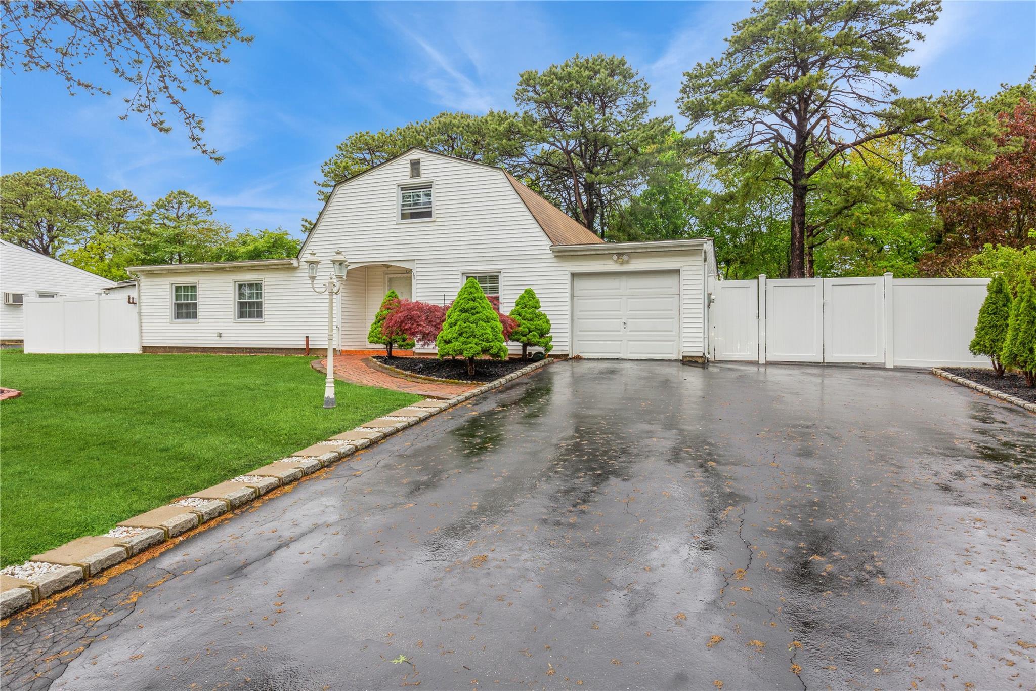 Single Family Southaven  Suffolk County, NY 11763, MLS-859655-2
