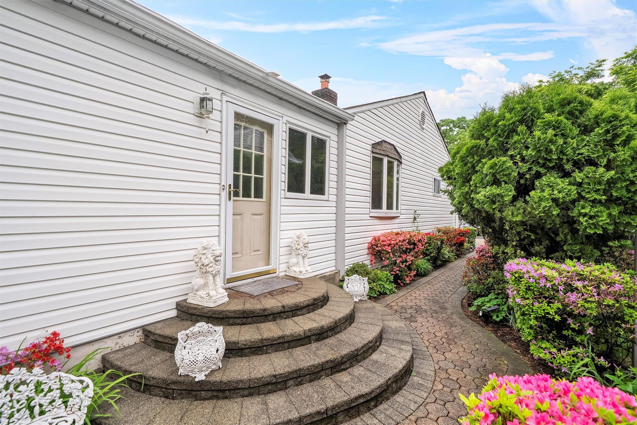 Single Family Essex  Westchester County, NY 10530, MLS-859824-22