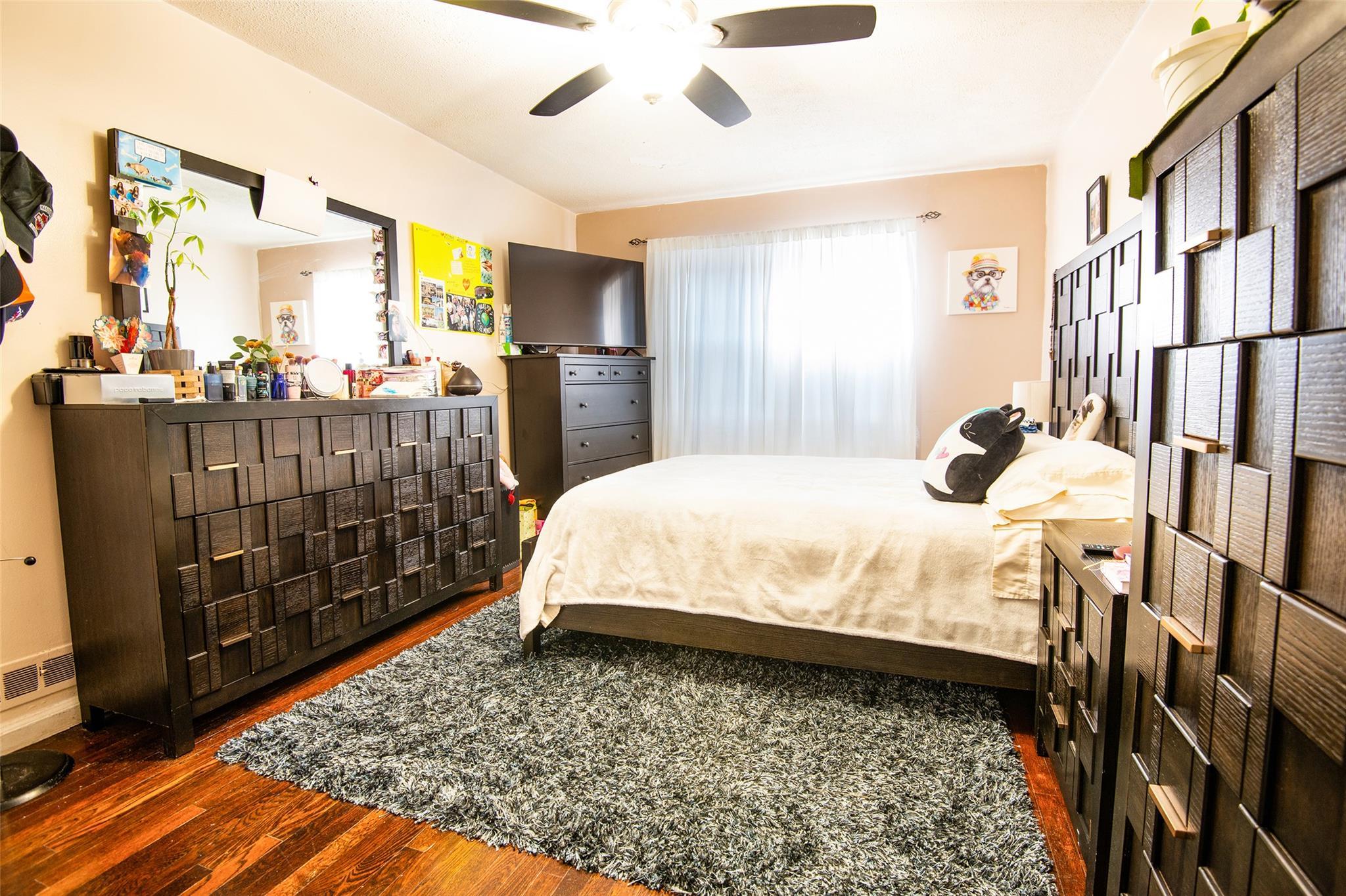 Single Family Hollywood  Bronx, NY 10465, MLS-860215-16