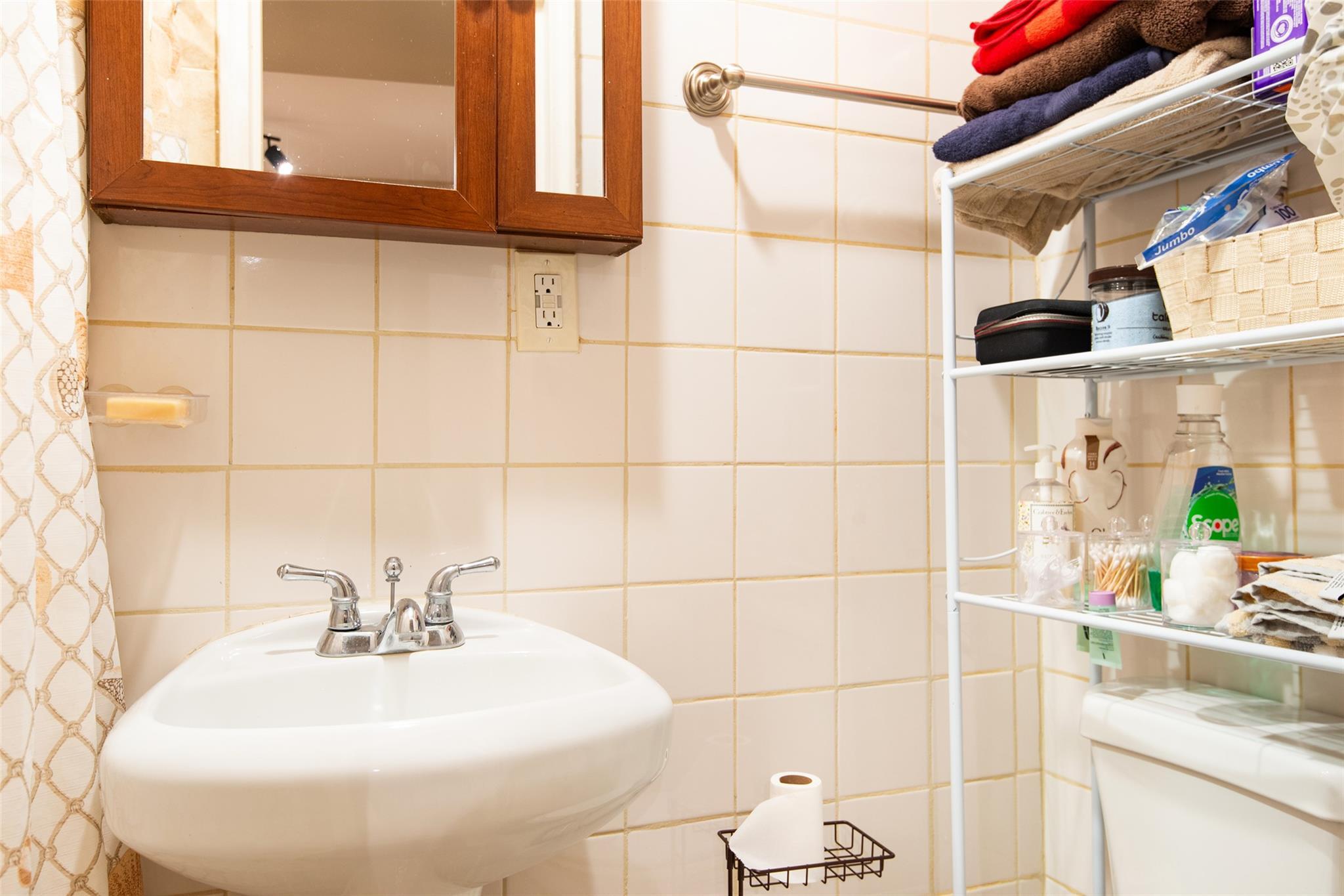 Single Family Hollywood  Bronx, NY 10465, MLS-860215-24