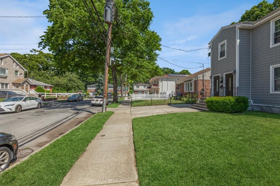 Single Family 145th Avenue  Queens, NY 11413, MLS-860276-35