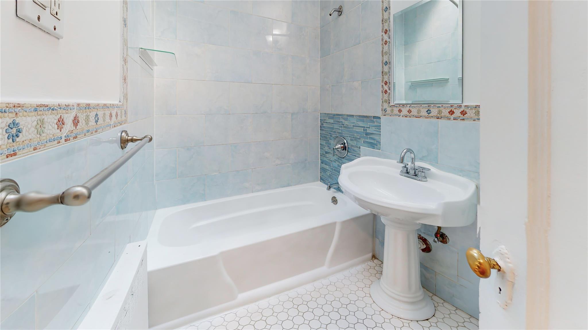 Single Family 54 Ave  Queens, NY 11378, MLS-860290-7