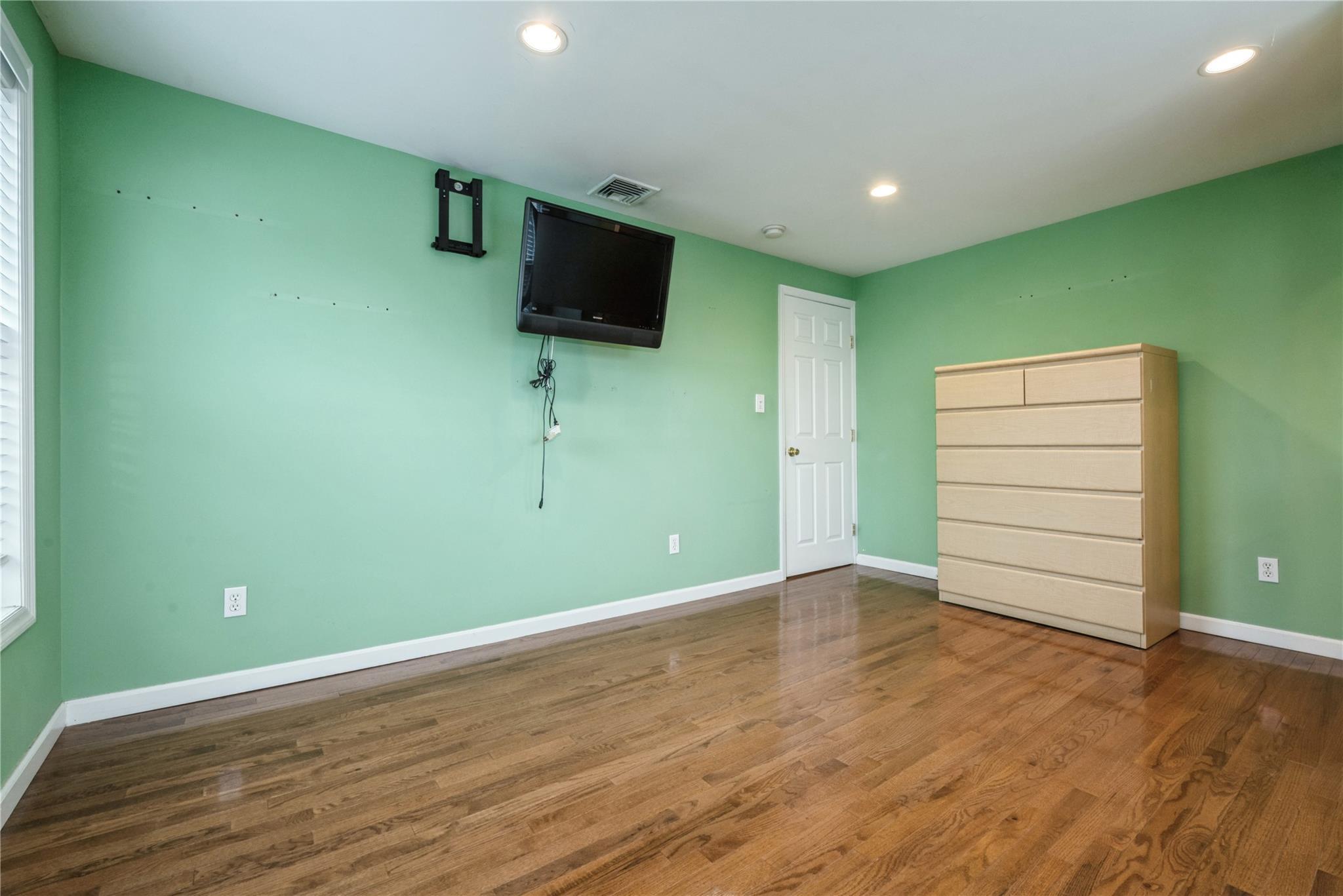 Single Family Garden  Nassau County, NY 11801, MLS-860386-22