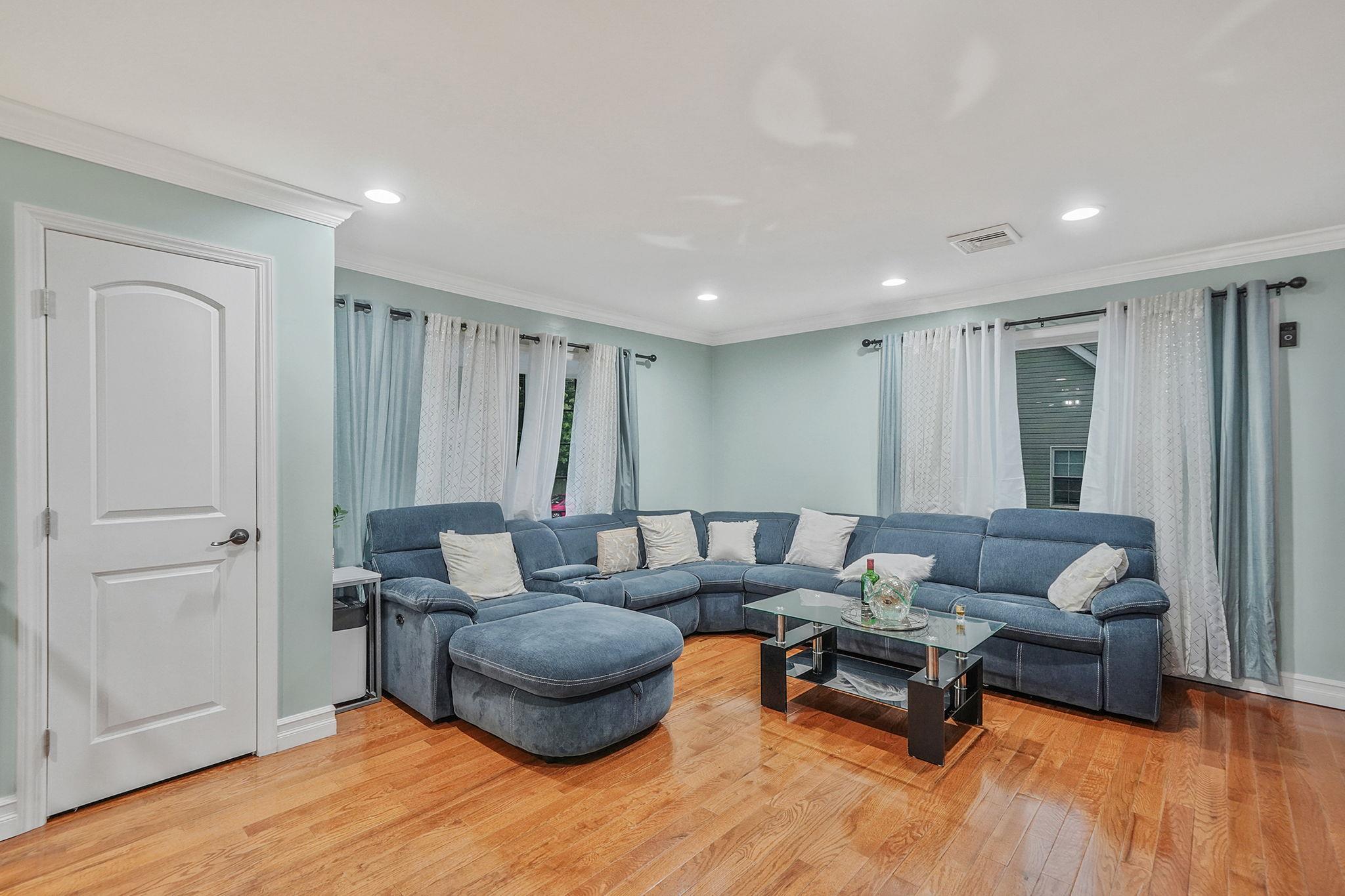Single Family 44th  Suffolk County, NY 11757, MLS-860621-11
