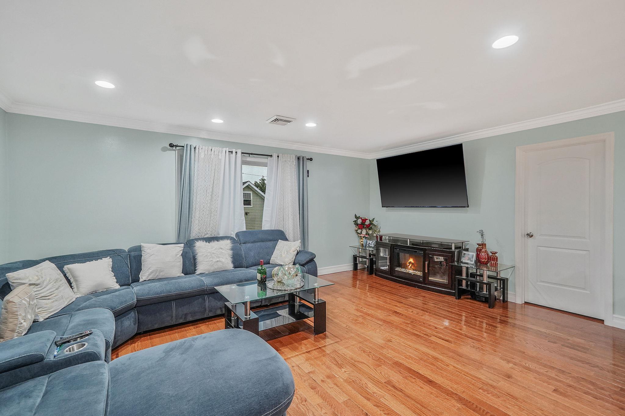 Single Family 44th  Suffolk County, NY 11757, MLS-860621-12