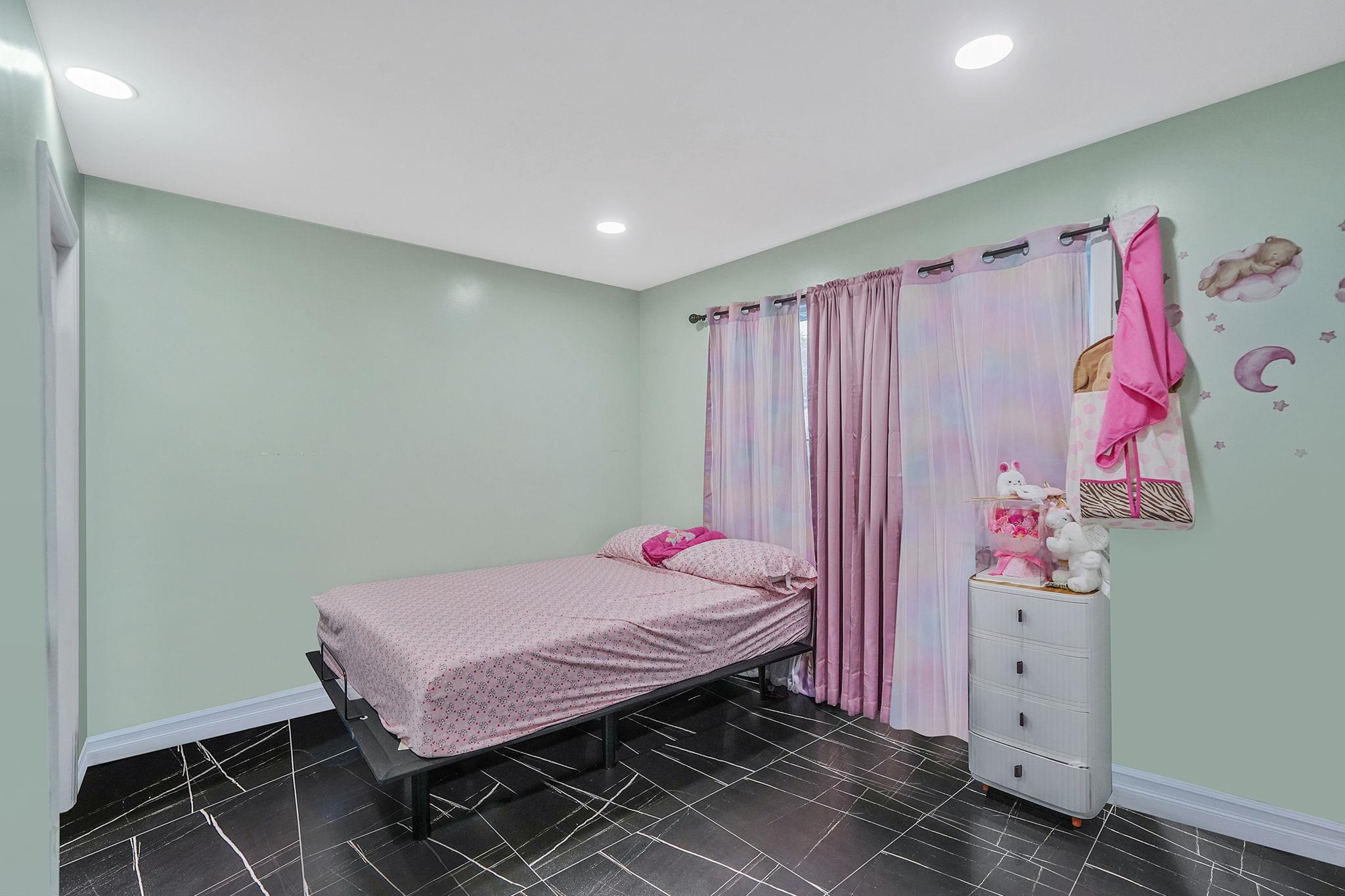 Single Family 44th  Suffolk County, NY 11757, MLS-860621-17