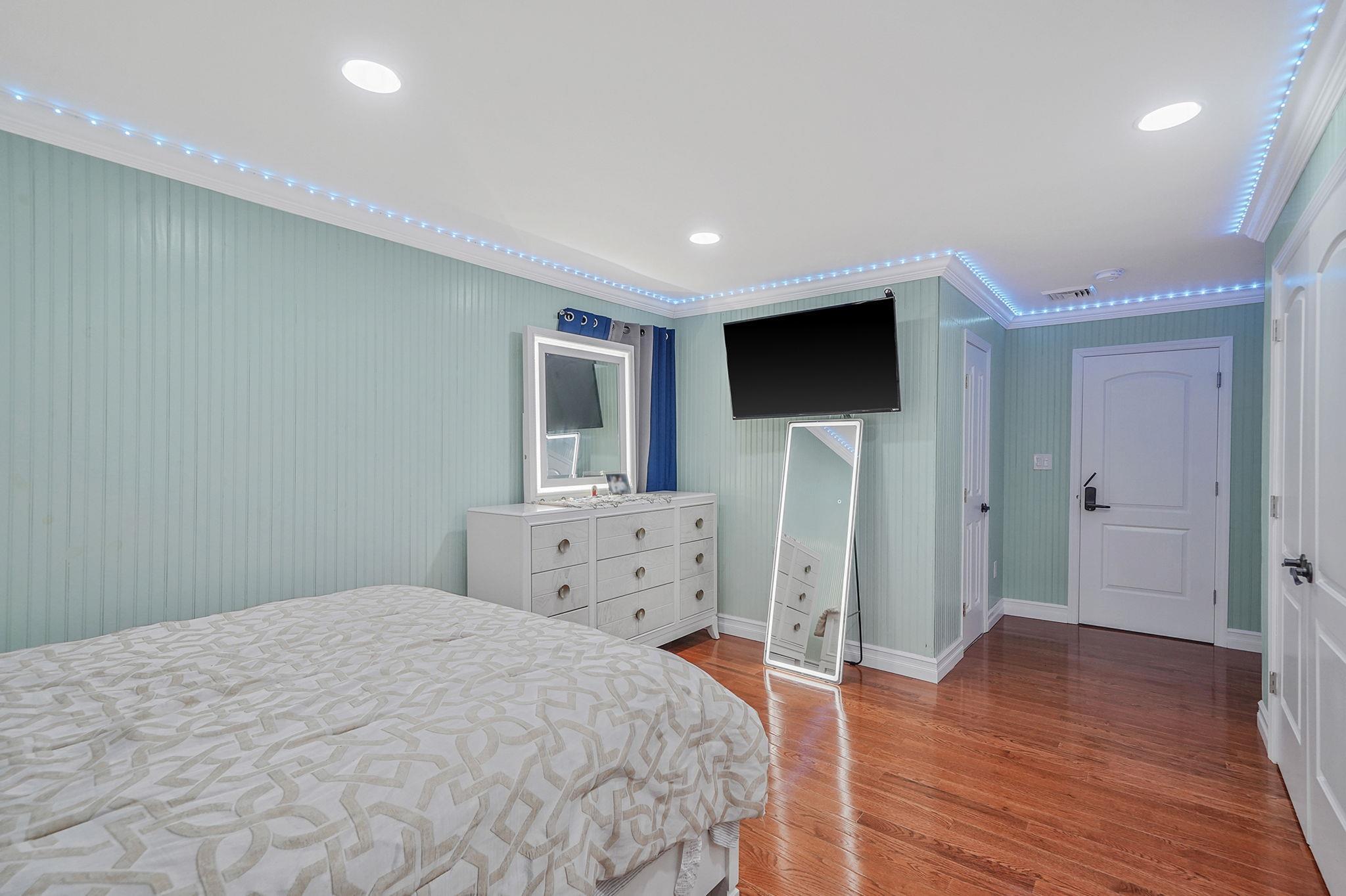 Single Family 44th  Suffolk County, NY 11757, MLS-860621-21